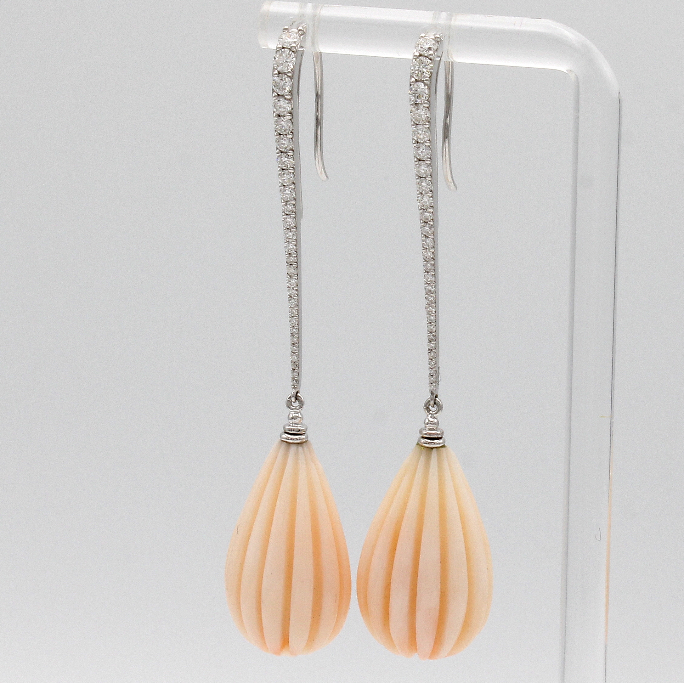 Image 26976008 - Paar Ohrhaken mit Korallen und Brillanten, WG 750/000, geschnitzte Korallpampeln in ...