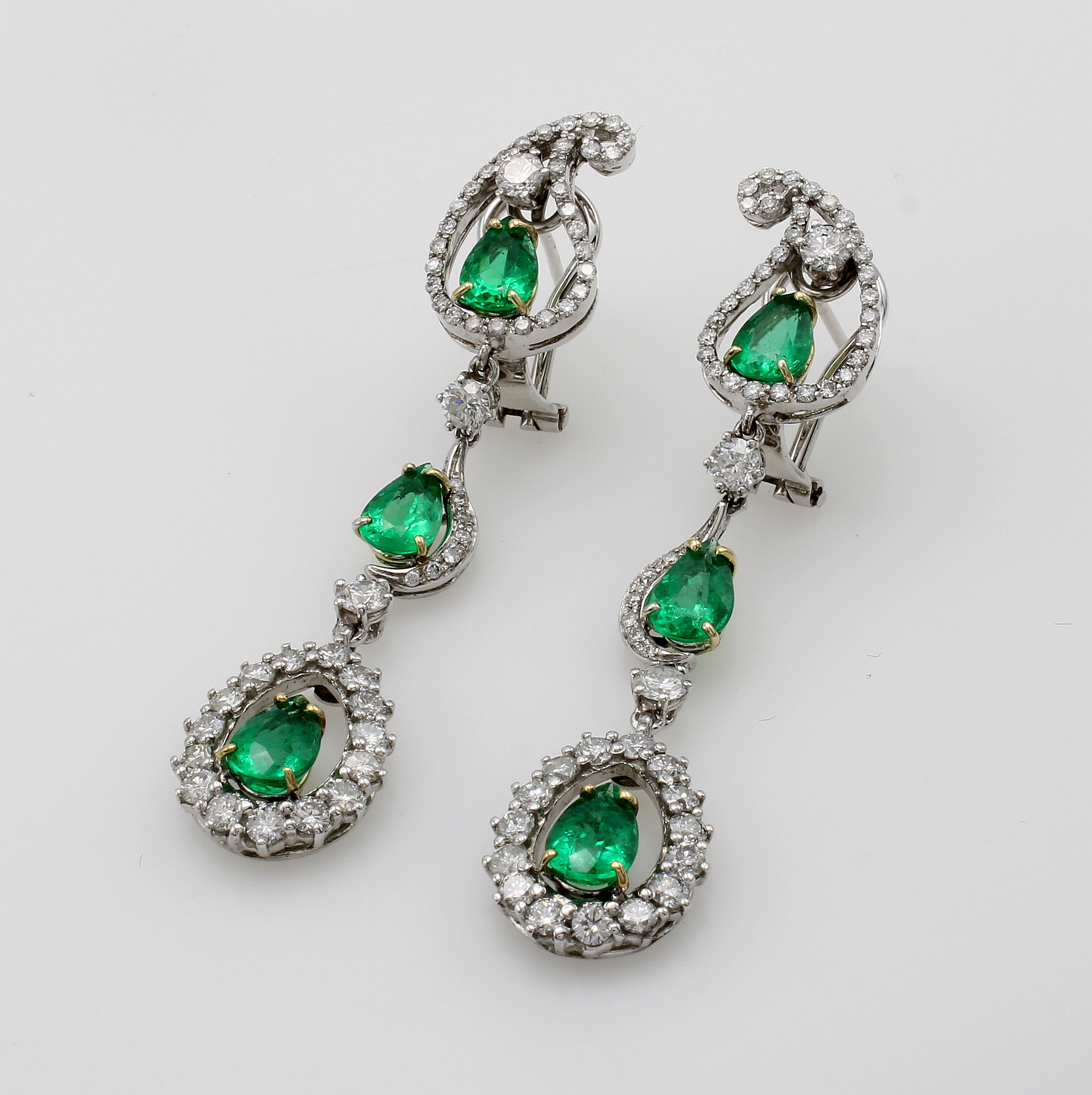 Image 26976177 - Paar exklusive Ohrgehänge mit Smaragden und Brillanten, Platin 950/000, Clipbrisur in ...