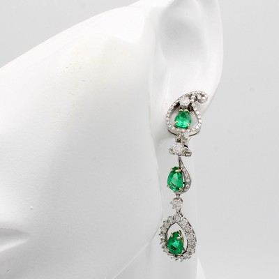 26976177a - Paar exklusive Ohrgehänge mit Smaragden und Brillanten, Platin 950/000, Clipbrisur in ...