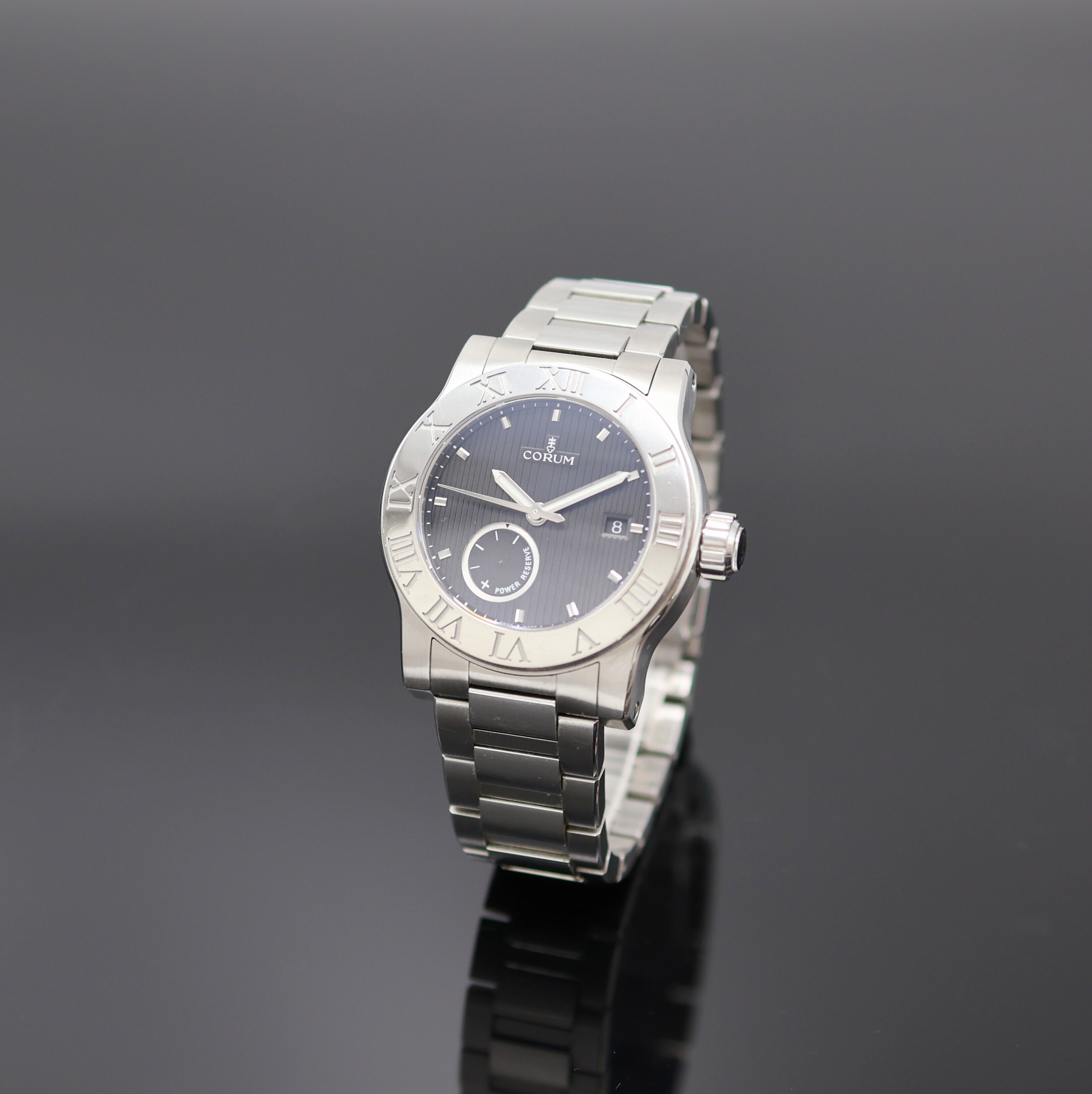 CORUM Romulus Herrenarmbanduhr Referenz 02.0001, Schweiz um 2005, Automatik, Edelstahlgeh., Boden u. Krone verschr., orig. Stahlband m. dopp. ...
