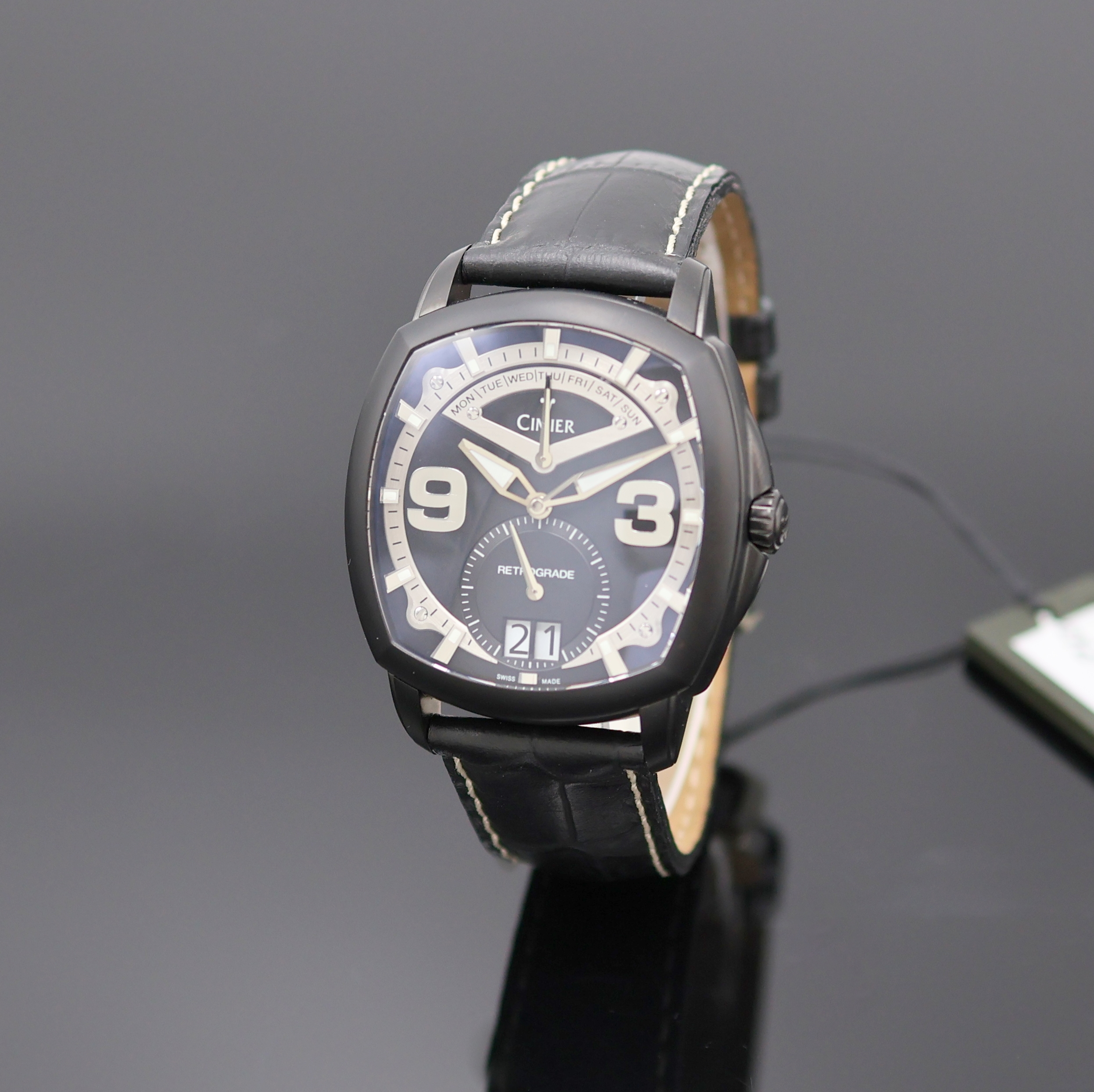 CIMIER Jours Retrogrades Herrenarmbanduhr Referenz 5103, Schweiz um 2020, quarz, geschw. Edelstahlgeh., Boden 8-fach verschr., orig. Lederband m. ...