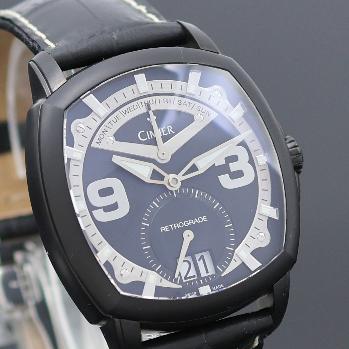Detail a: CIMIER Jours Retrogrades Herrenarmbanduhr Referenz 5103, Schweiz um 2020, quarz, geschw. Edelstahlgeh., Boden 8-fach verschr., orig. Lederband m. ...