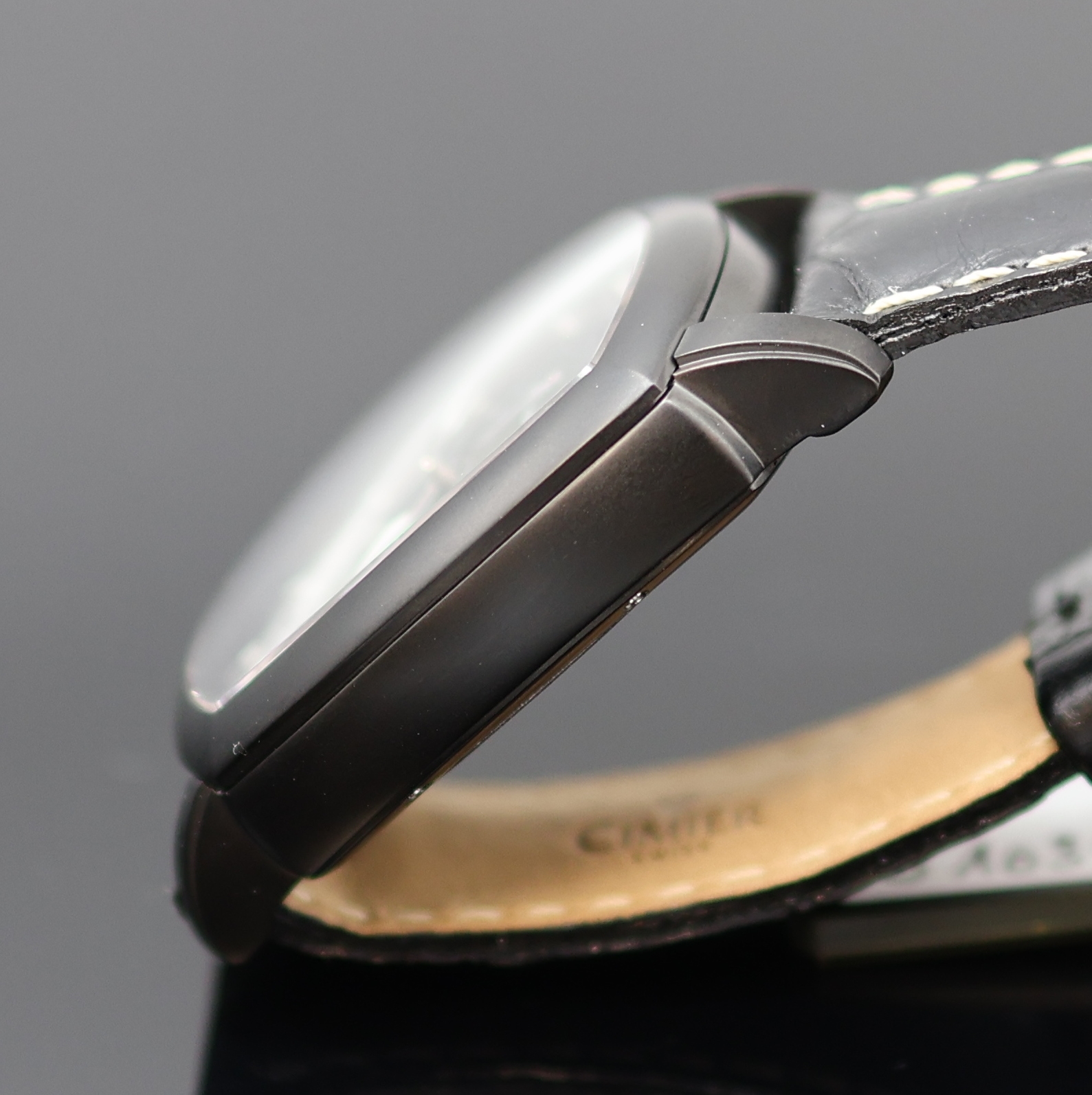 Detail d: CIMIER Jours Retrogrades Herrenarmbanduhr Referenz 5103, Schweiz um 2020, quarz, geschw. Edelstahlgeh., Boden 8-fach verschr., orig. Lederband m. ...