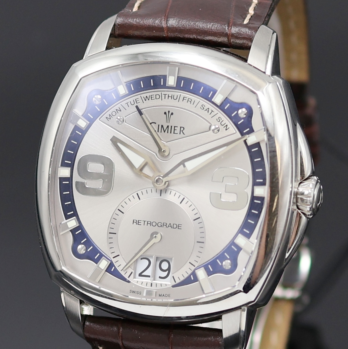 Detail a: CIMIER Jours Retrogrades Herrenarmbanduhr Referenz 5103, Schweiz um 2020, quarz, Edelstahlgeh., Boden 8-fach verschr., orig. Lederband m. Faltschl., ...