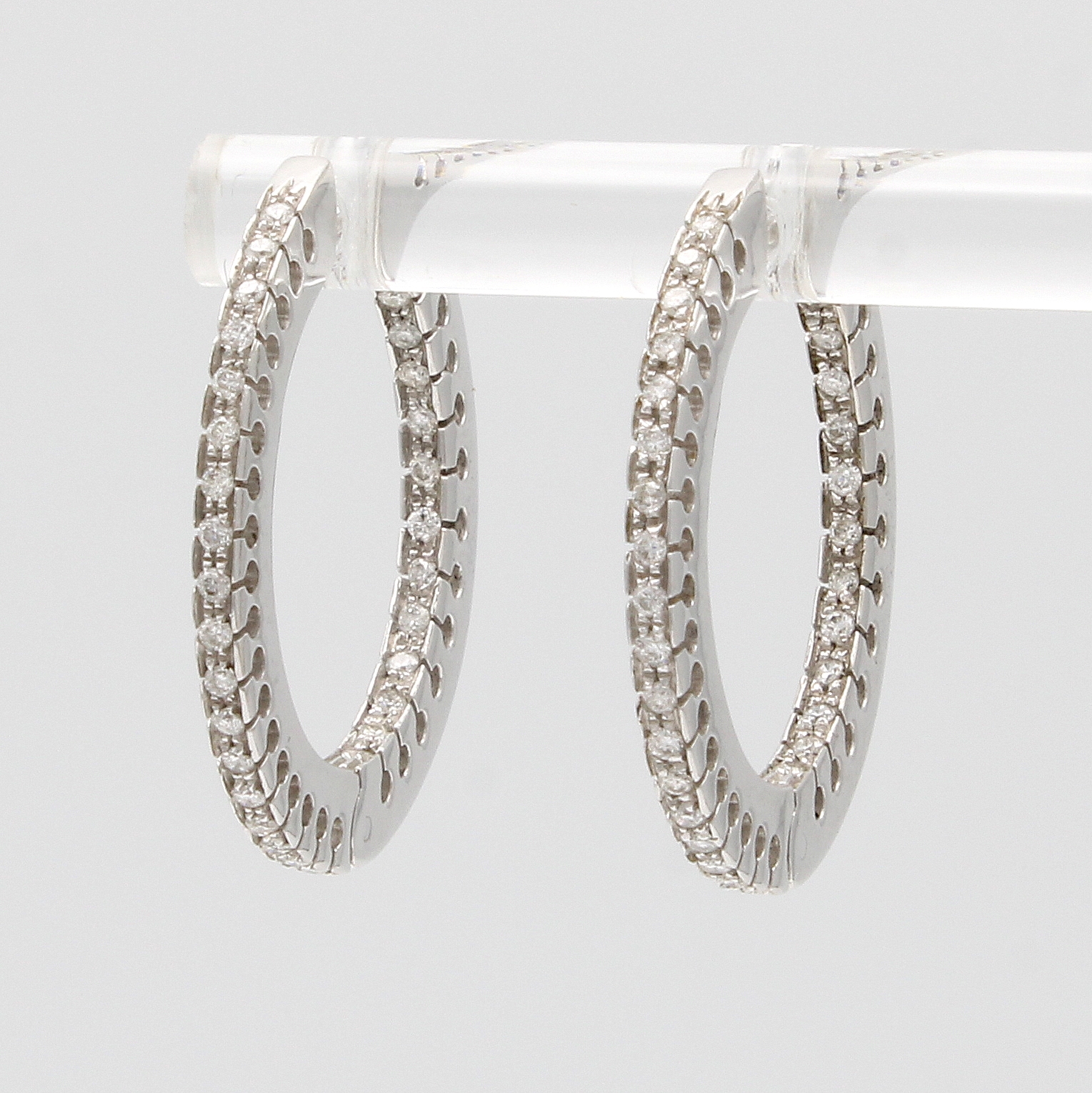 Image 26976222 - Paar Klappcreolen mit Brillanten, WG 750/000, bes. mit Brill. (z.T. auch innen gef.) in ...