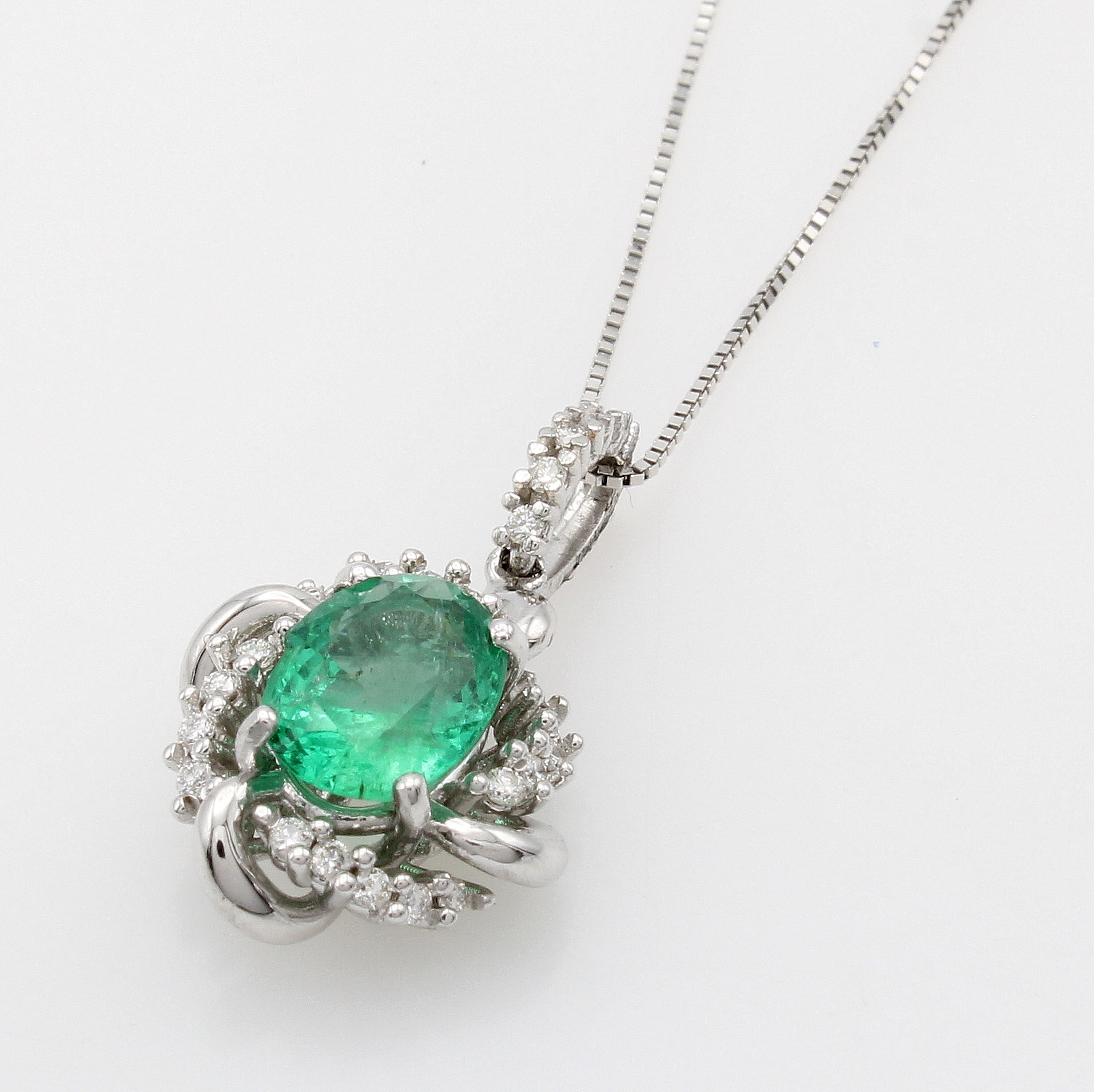 Image 26976239 - Anhänger mit Smaragd und Brillanten an Kette, WG 750/000, Anh. mit verschlungenen ...