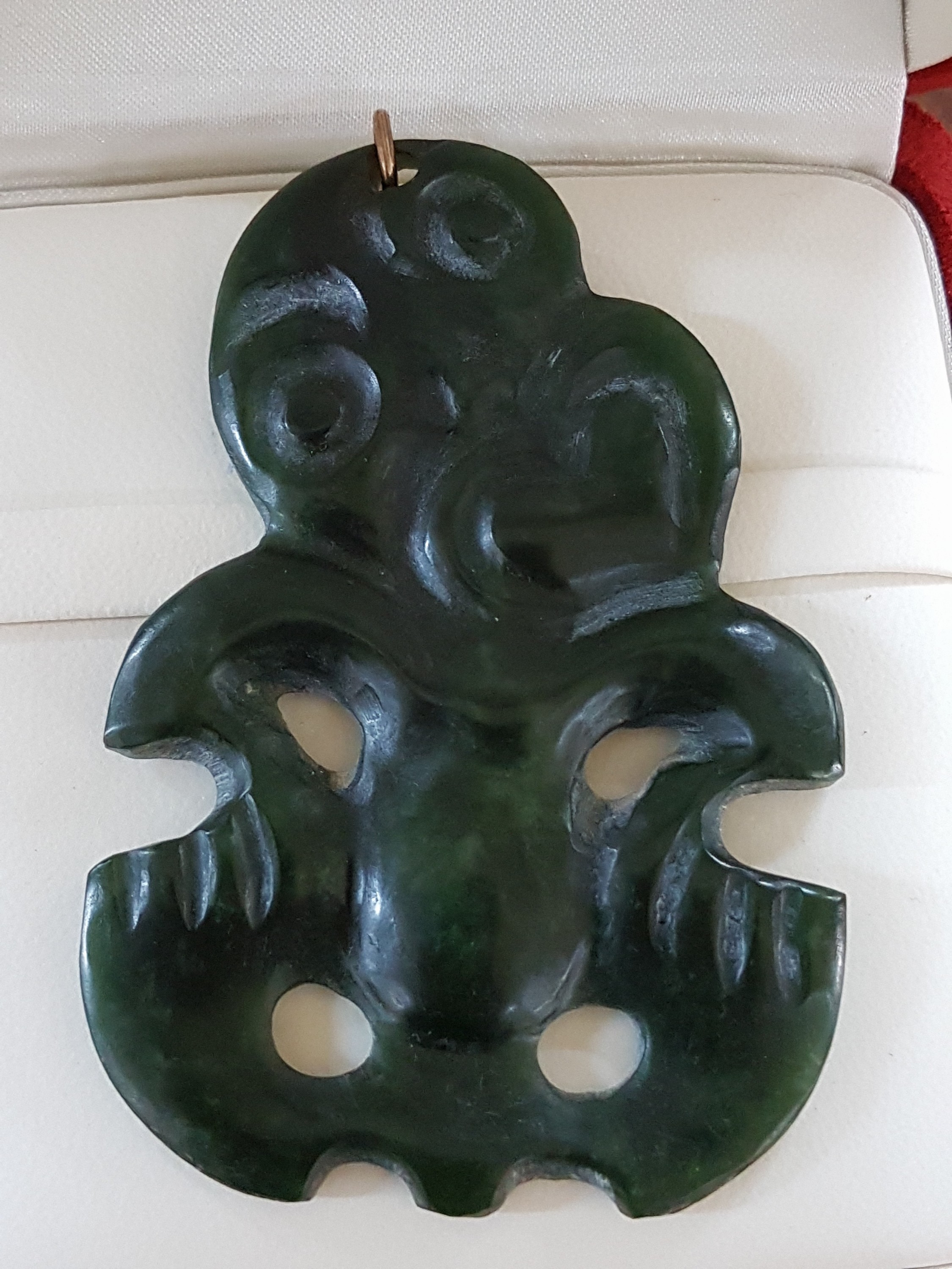 Detail a: Hei Tiki Amulett, Neuseeland, Amulett der Maori, sog. Greenstone, grüner Nephrit geschnitzt, ca. 9x6cm