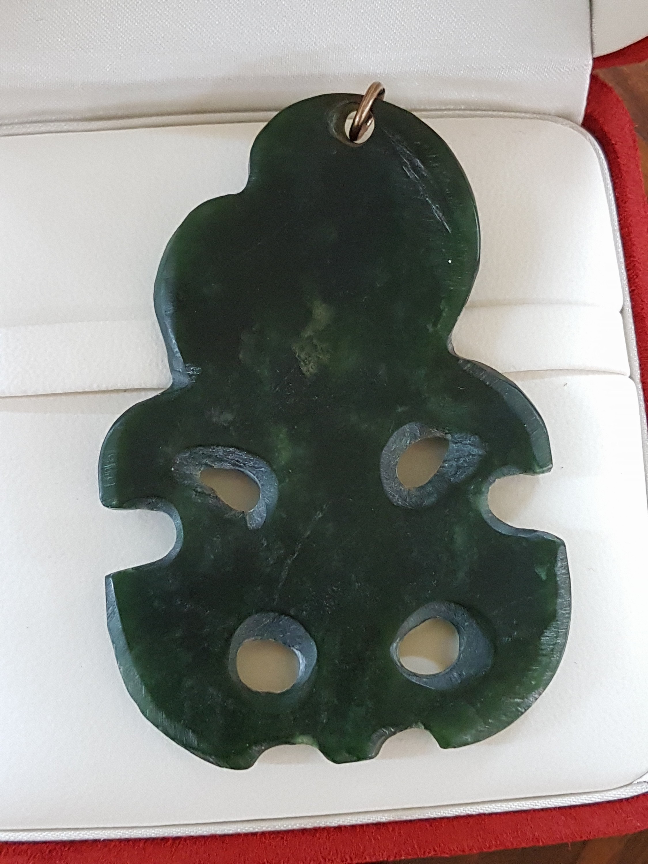 Detail b: Hei Tiki Amulett, Neuseeland, Amulett der Maori, sog. Greenstone, grüner Nephrit geschnitzt, ca. 9x6cm