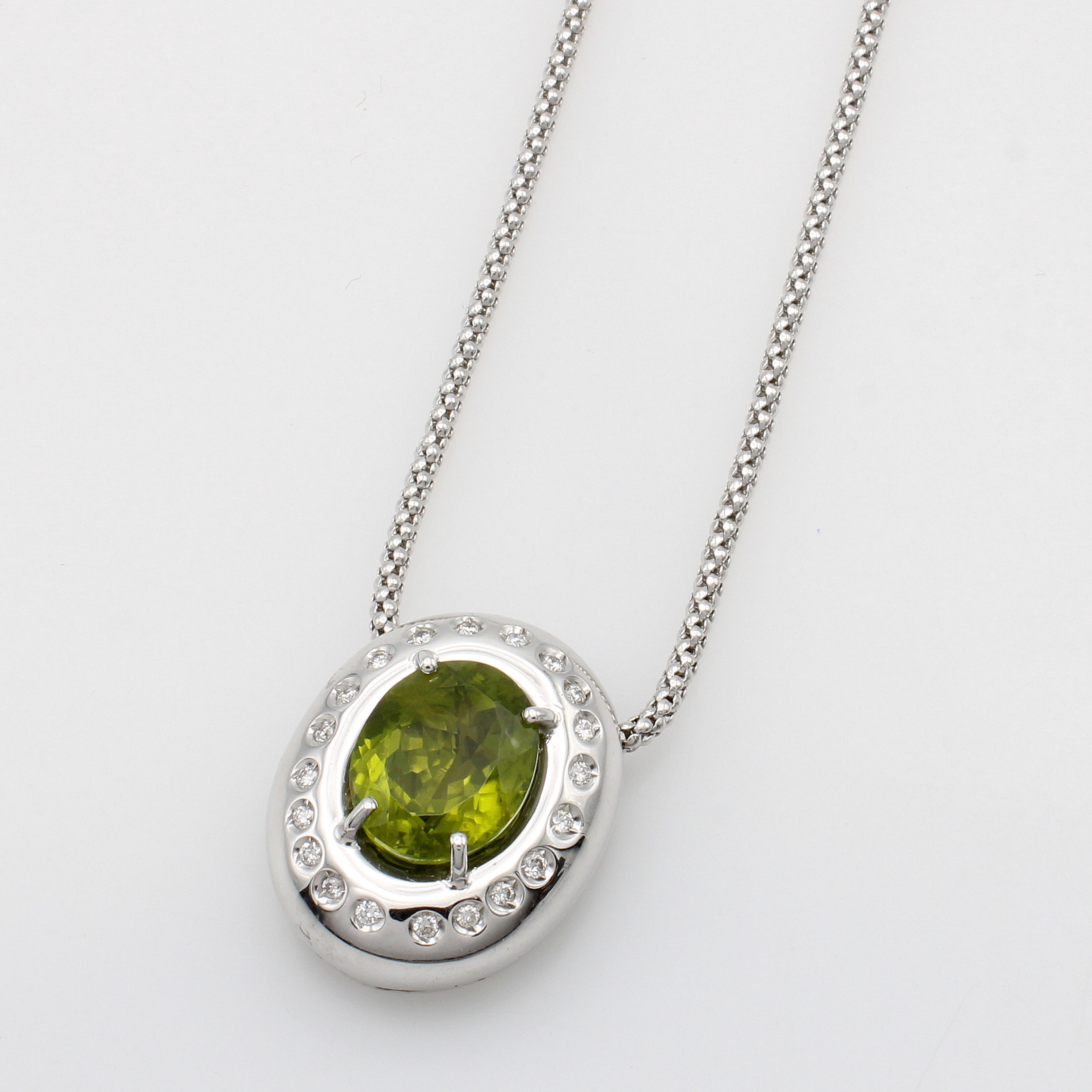 Image 26976249 - Anhänger mit Peridot und Brillanten an Kette, WG 750/000, ovaler, fac. Peridot in ...