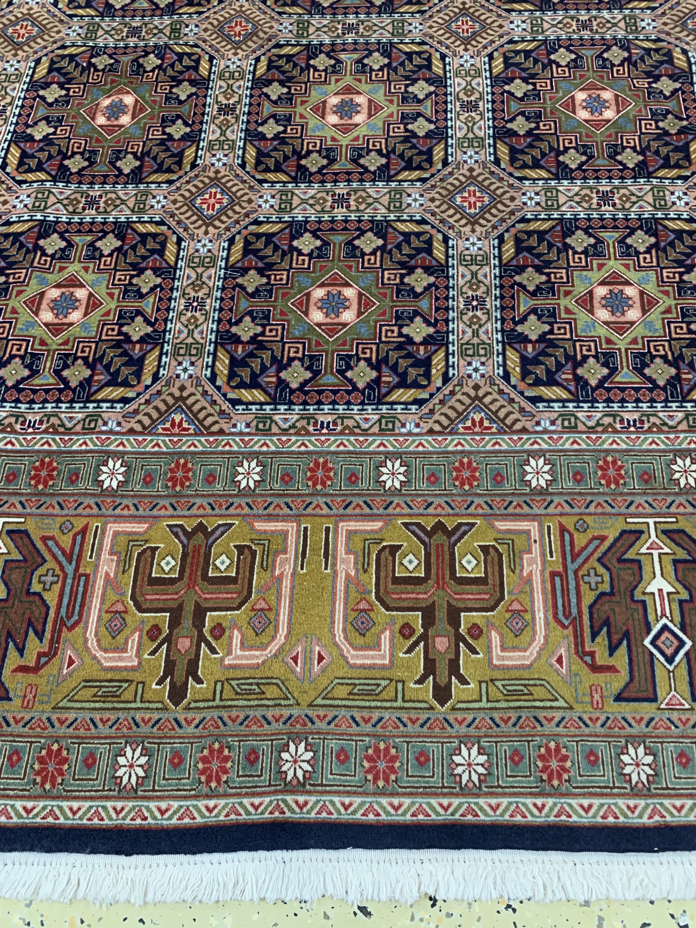 Detail b: Täbriz fein(50 Raj), Persien, Mitte 20.Jhd,Korkwolle auf Baumwolle, ca. 323 x 250 cm, ca.500.000 Kn/qm, gereinigt, EHZ: 2(Mottenfraß)