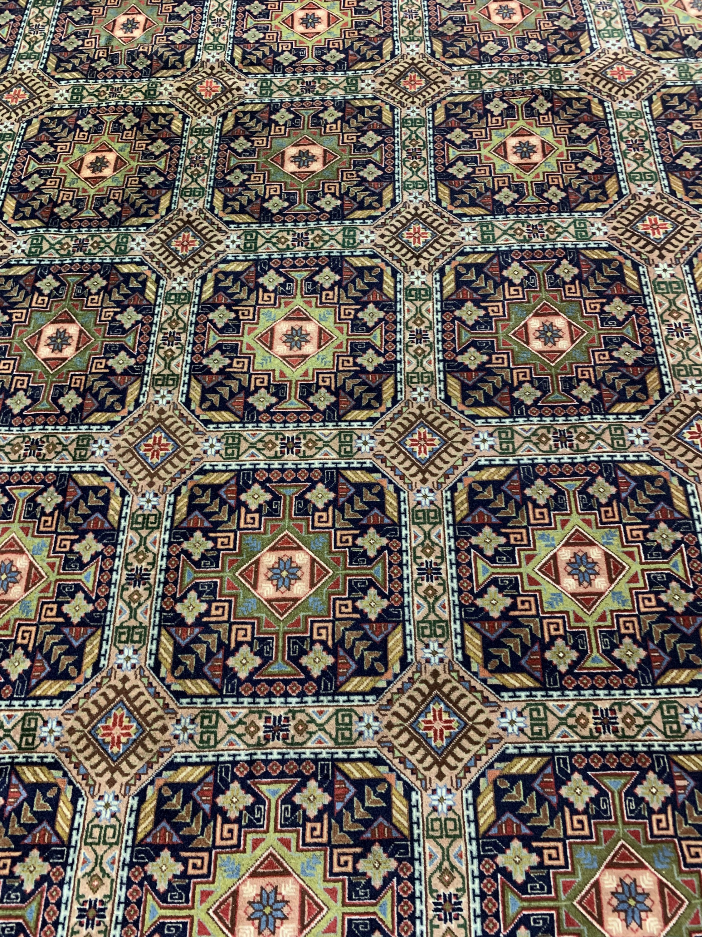Detail d: Täbriz fein(50 Raj), Persien, Mitte 20.Jhd,Korkwolle auf Baumwolle, ca. 323 x 250 cm, ca.500.000 Kn/qm, gereinigt, EHZ: 2(Mottenfraß)