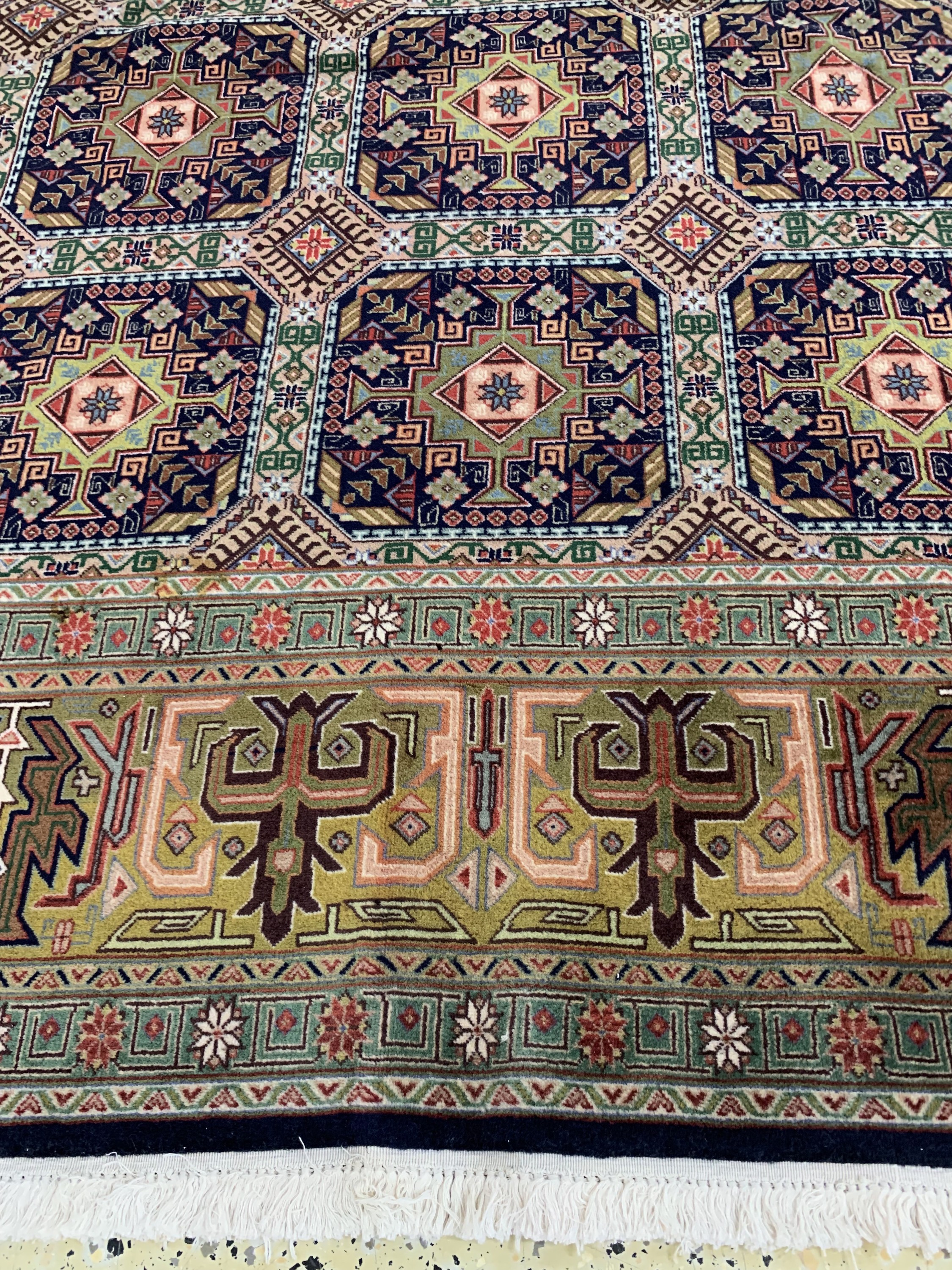 Detail f: Täbriz fein(50 Raj), Persien, Mitte 20.Jhd,Korkwolle auf Baumwolle, ca. 323 x 250 cm, ca.500.000 Kn/qm, gereinigt, EHZ: 2(Mottenfraß)