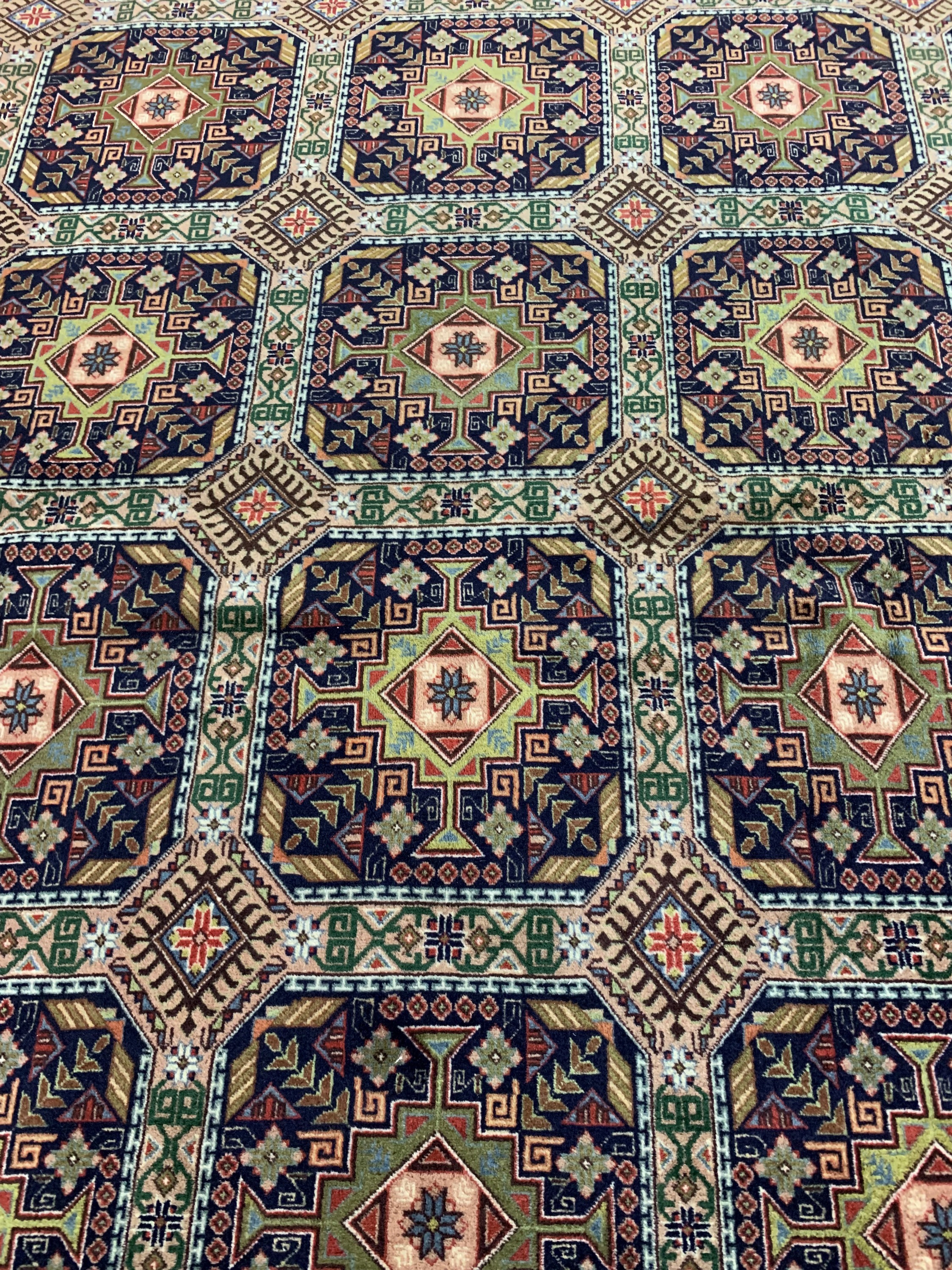 Detail h: Täbriz fein(50 Raj), Persien, Mitte 20.Jhd,Korkwolle auf Baumwolle, ca. 323 x 250 cm, ca.500.000 Kn/qm, gereinigt, EHZ: 2(Mottenfraß)
