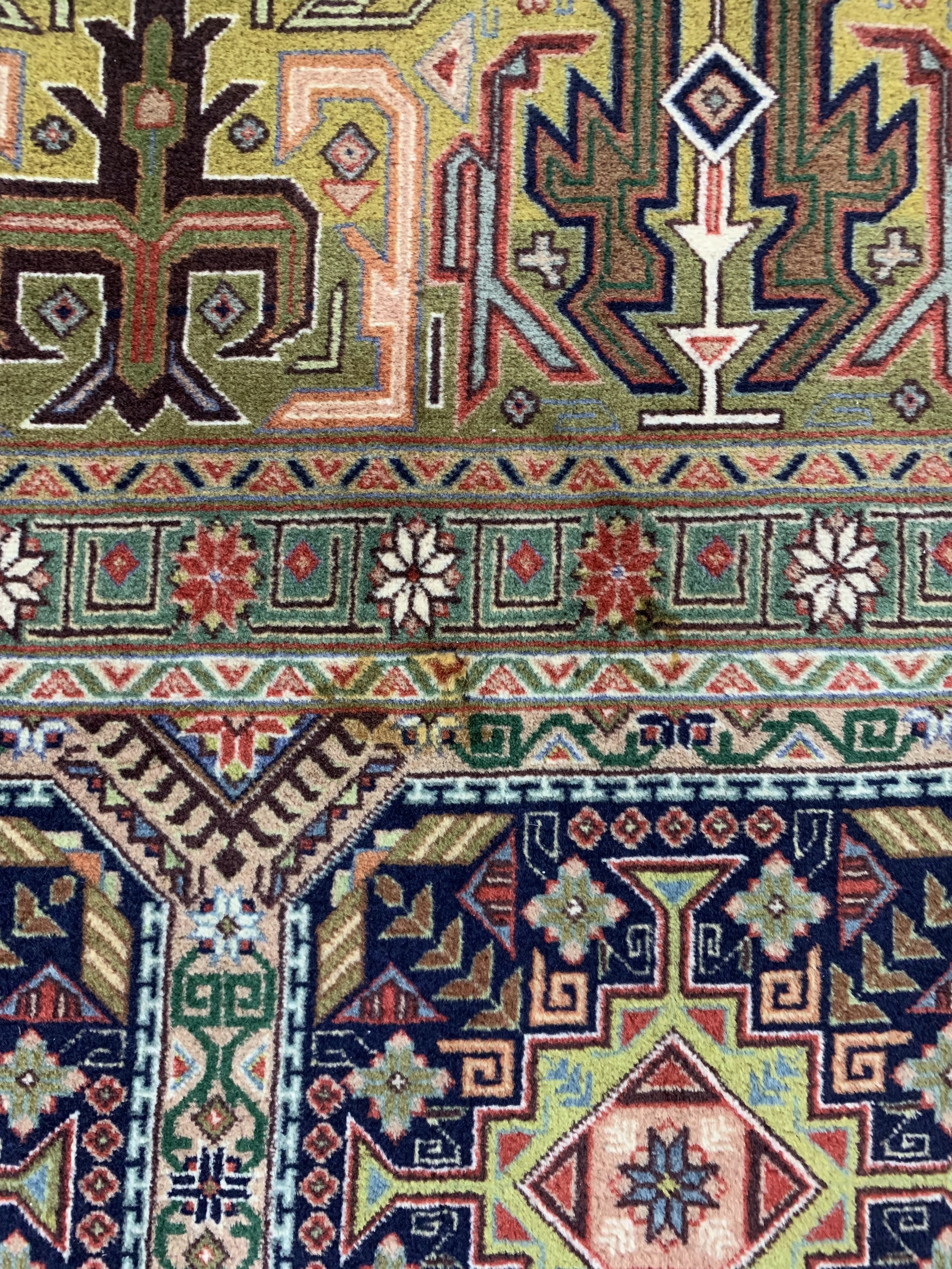 Detail k: Täbriz fein(50 Raj), Persien, Mitte 20.Jhd,Korkwolle auf Baumwolle, ca. 323 x 250 cm, ca.500.000 Kn/qm, gereinigt, EHZ: 2(Mottenfraß)