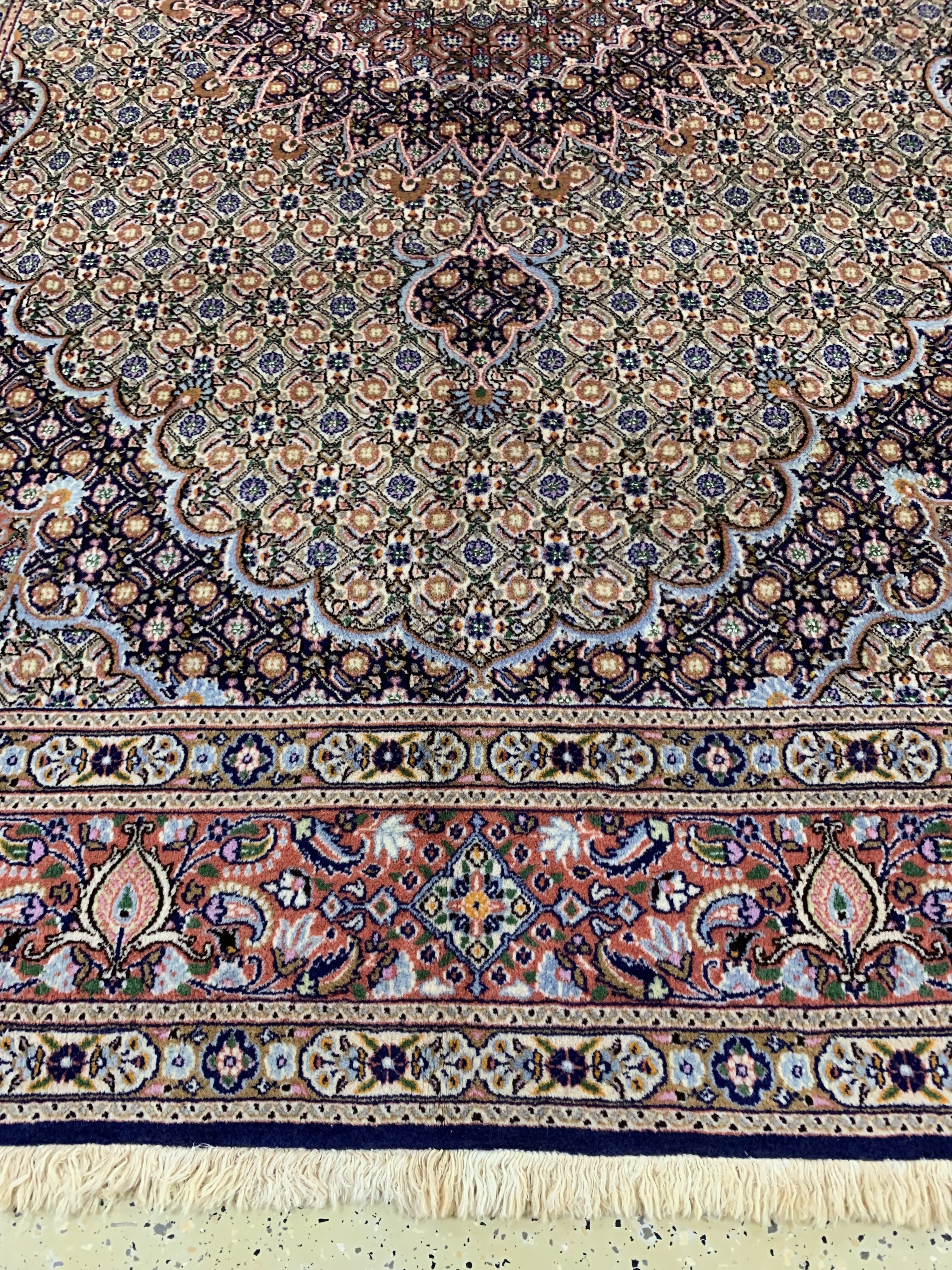 Detail b: Mud fein, Persien, Ende 20.Jhd, Korkwolle mit Seide, ca. 295 x 194 cm, gereinigt, EHZ: 2(Mottenfraß)