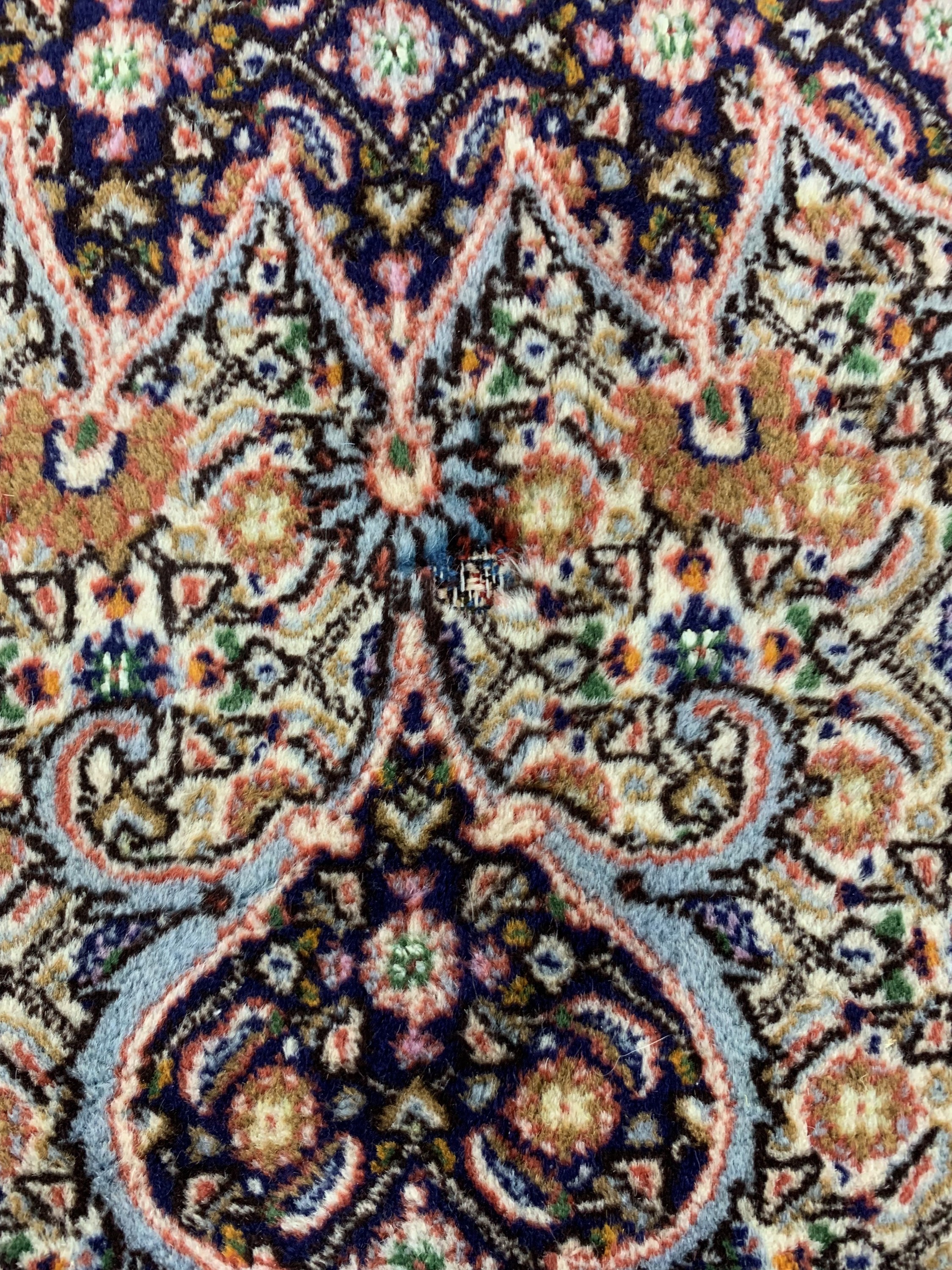 Detail f: Mud fein, Persien, Ende 20.Jhd, Korkwolle mit Seide, ca. 295 x 194 cm, gereinigt, EHZ: 2(Mottenfraß)