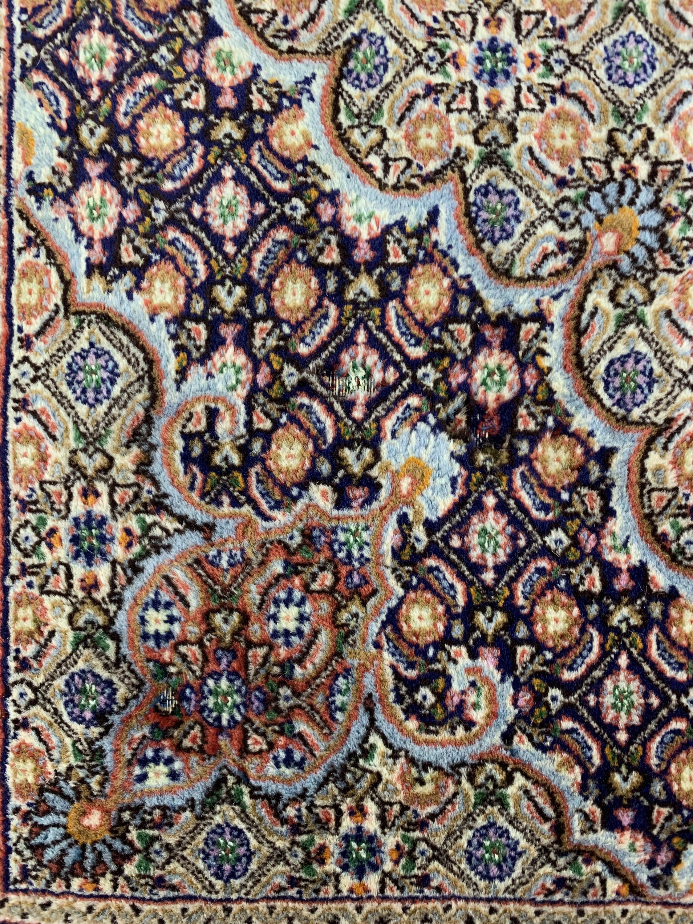 Detail g: Mud fein, Persien, Ende 20.Jhd, Korkwolle mit Seide, ca. 295 x 194 cm, gereinigt, EHZ: 2(Mottenfraß)