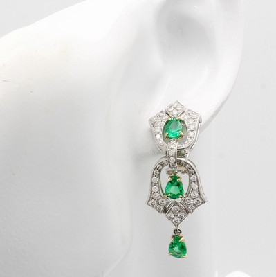 26976204a - Paar Ohrgehänge mit Smaragden und Brillanten, Platin 950/000, Clipbrisur in WG ...