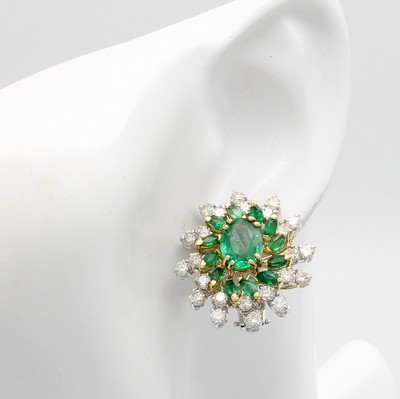 26976209b - Paar Ohrstecker mit Smaragden und Brillanten, WG/GG 750/000, 2 ovale, fac. Smaragde ...