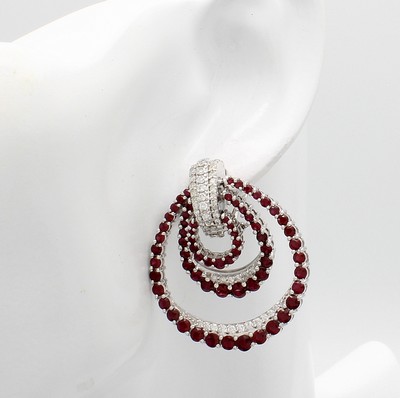 26976212a - Paar Ohrstecker mit Rubinen und Brillanten, WG 585/000, jew. 3 eingehakte Kreise bes. m. ...