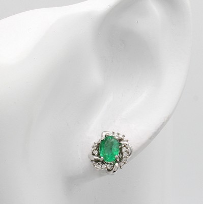 26976224a - Paar Ohrstecker mit Smaragden und Brillanten, WG 750/000, 2 ovale, fac. Smaragde zus. ...