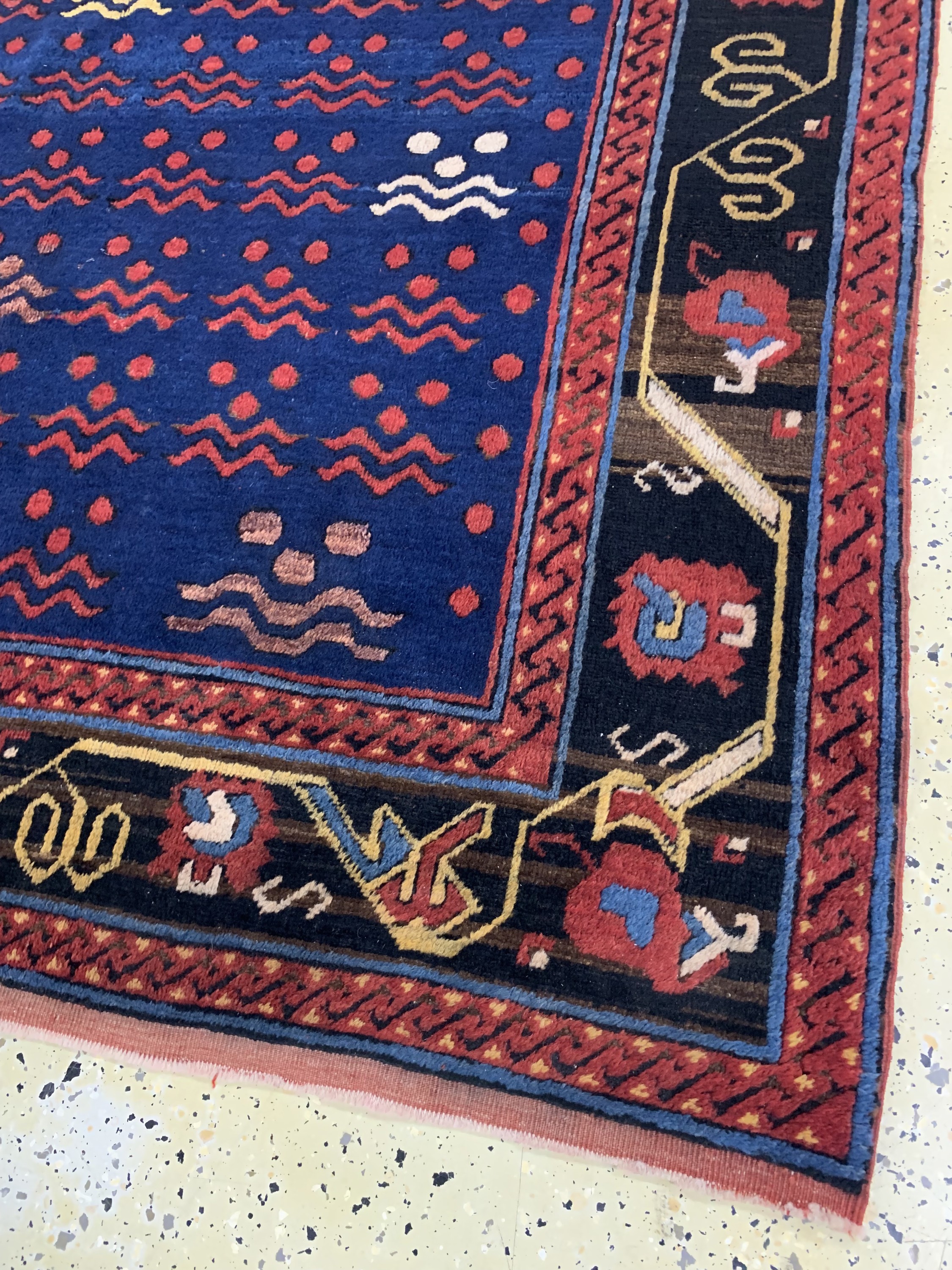 Detail d: Kopie eines"Chintamani-Kazak", Kaukasus, Mitte 20.Jhd, Wolle auf Wolle, ca. 205 x 165 cm, EHZ: 2(oxidiertes Schwarz)