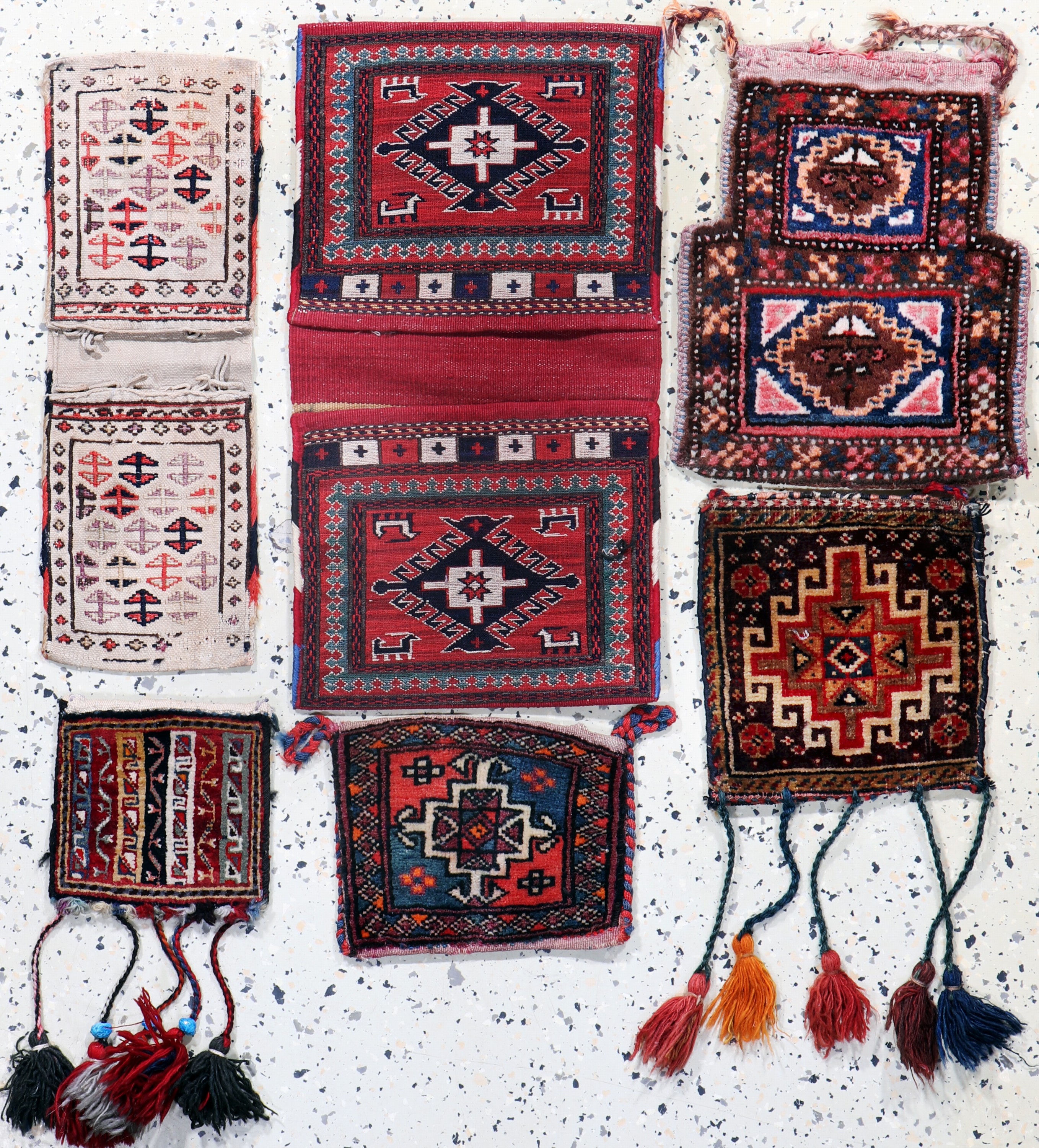 Konvolut aus 6 Taschen, Persien, Anfang 20.Jhd, Wolle auf Wolle, Sumakh-Tasche ca. 57 x 30 cm, EHZ: 2