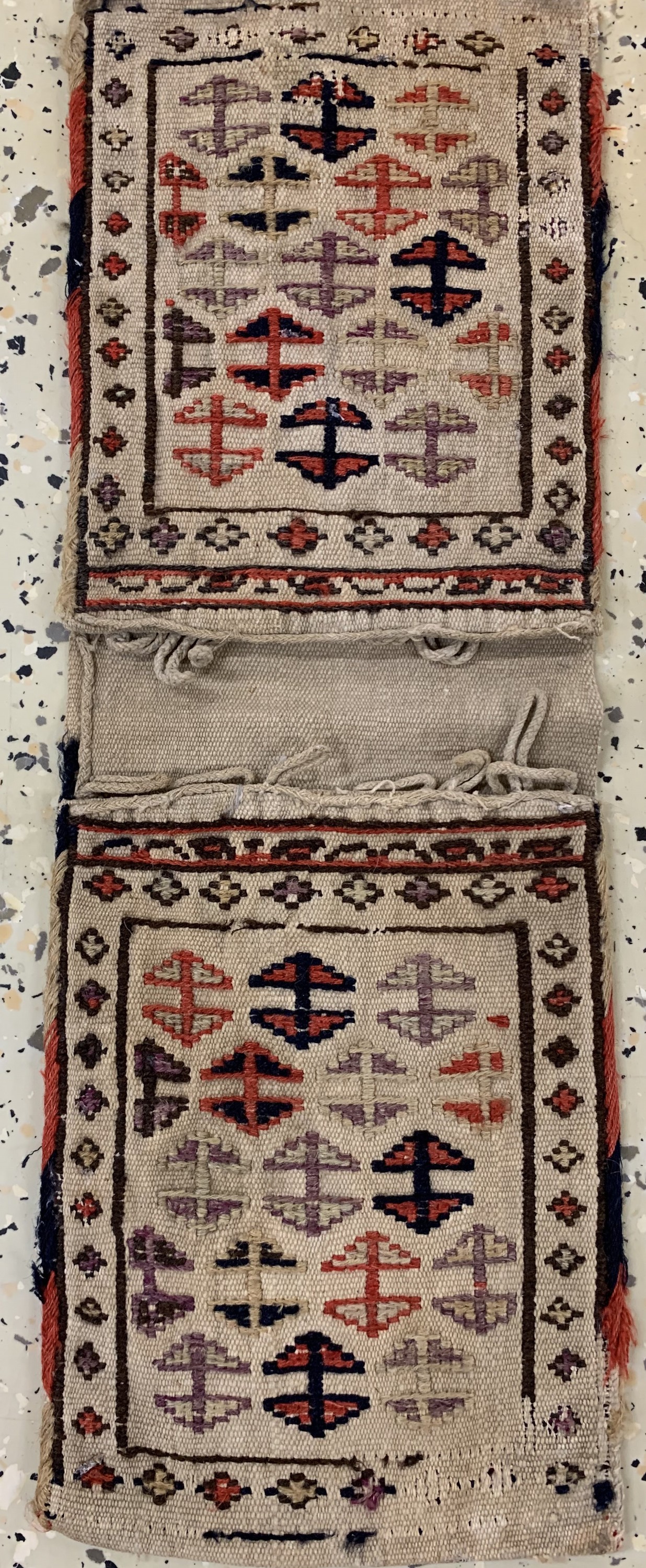 Detail c: Konvolut aus 6 Taschen, Persien, Anfang 20.Jhd, Wolle auf Wolle, Sumakh-Tasche ca. 57 x 30 cm, EHZ: 2