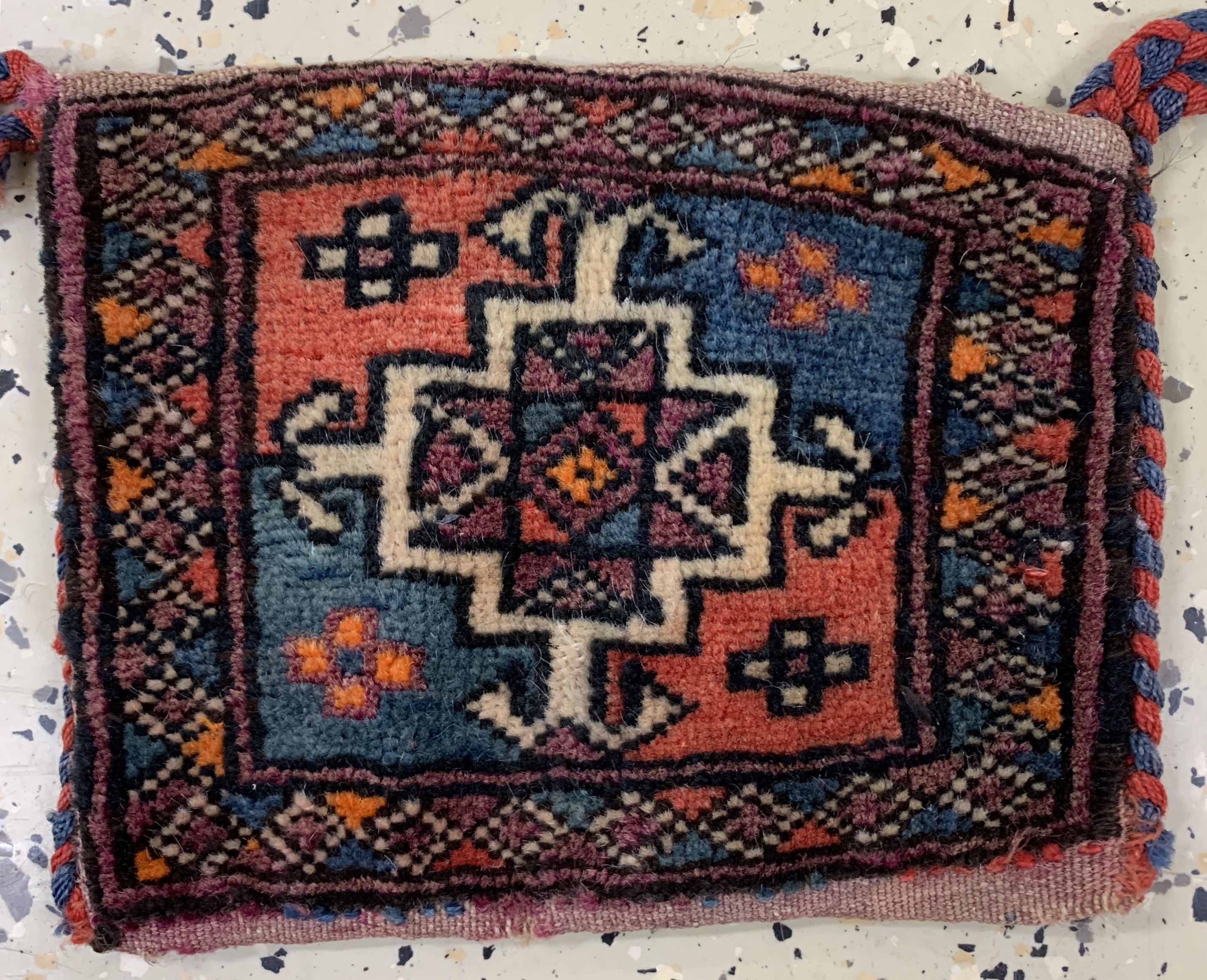 Detail e: Konvolut aus 6 Taschen, Persien, Anfang 20.Jhd, Wolle auf Wolle, Sumakh-Tasche ca. 57 x 30 cm, EHZ: 2