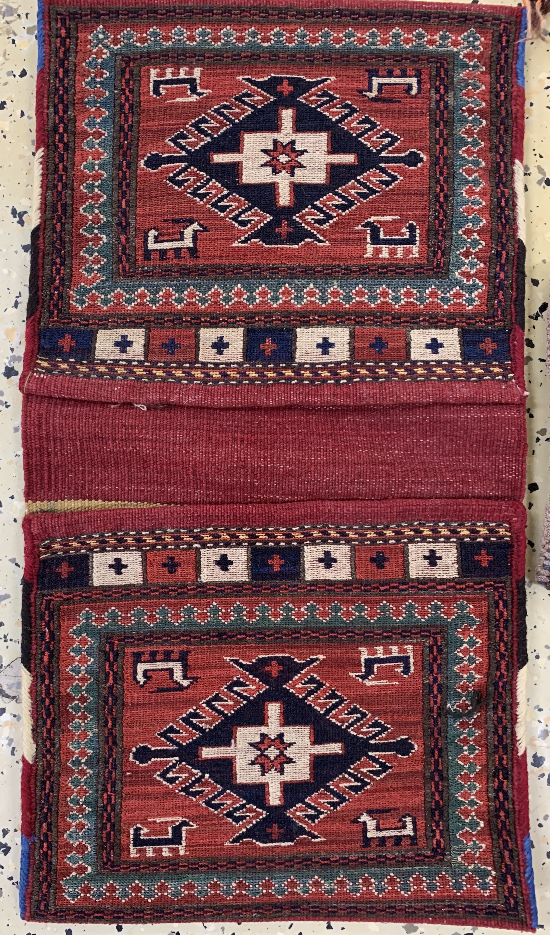 Detail g: Konvolut aus 6 Taschen, Persien, Anfang 20.Jhd, Wolle auf Wolle, Sumakh-Tasche ca. 57 x 30 cm, EHZ: 2