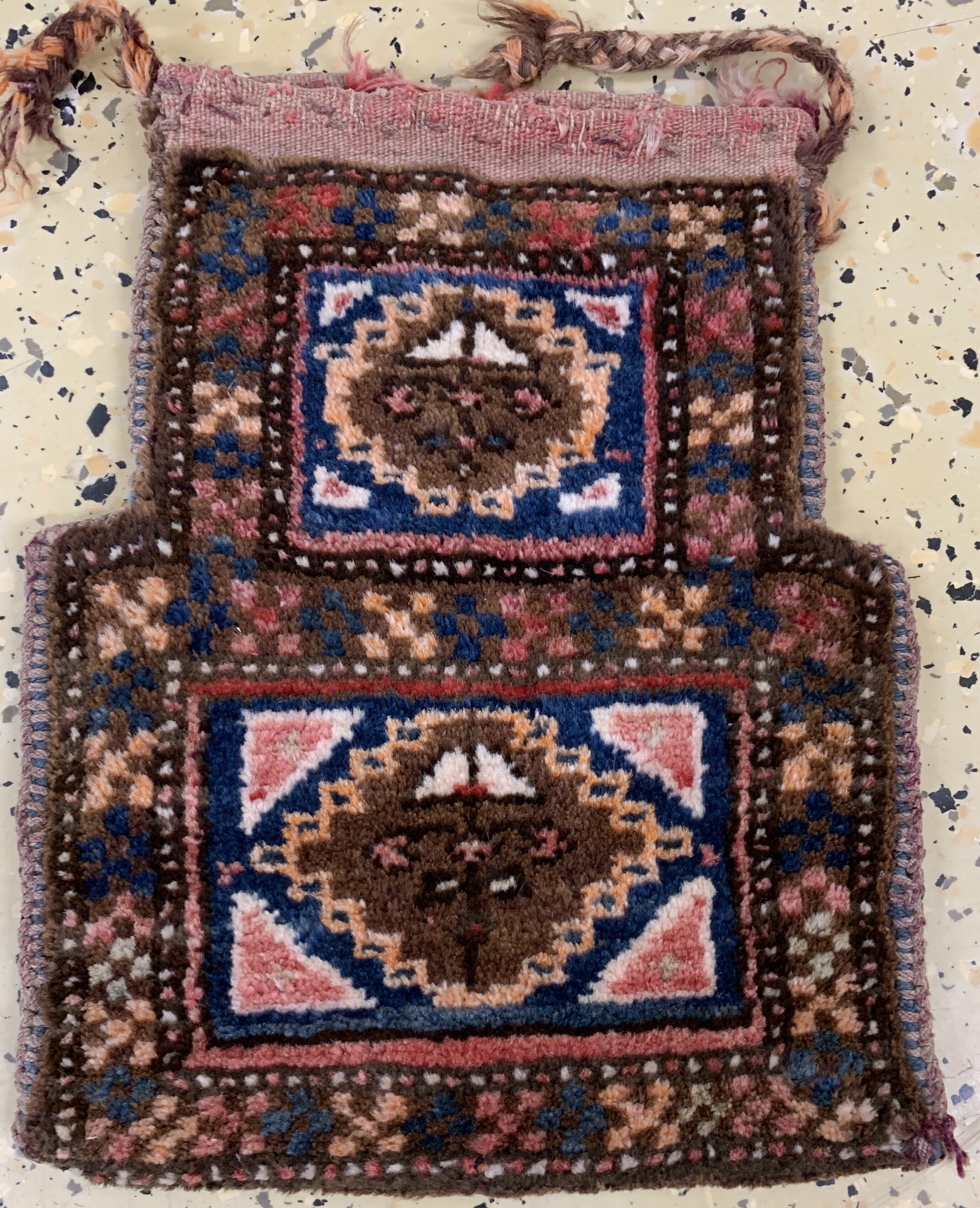 Detail k: Konvolut aus 6 Taschen, Persien, Anfang 20.Jhd, Wolle auf Wolle, Sumakh-Tasche ca. 57 x 30 cm, EHZ: 2