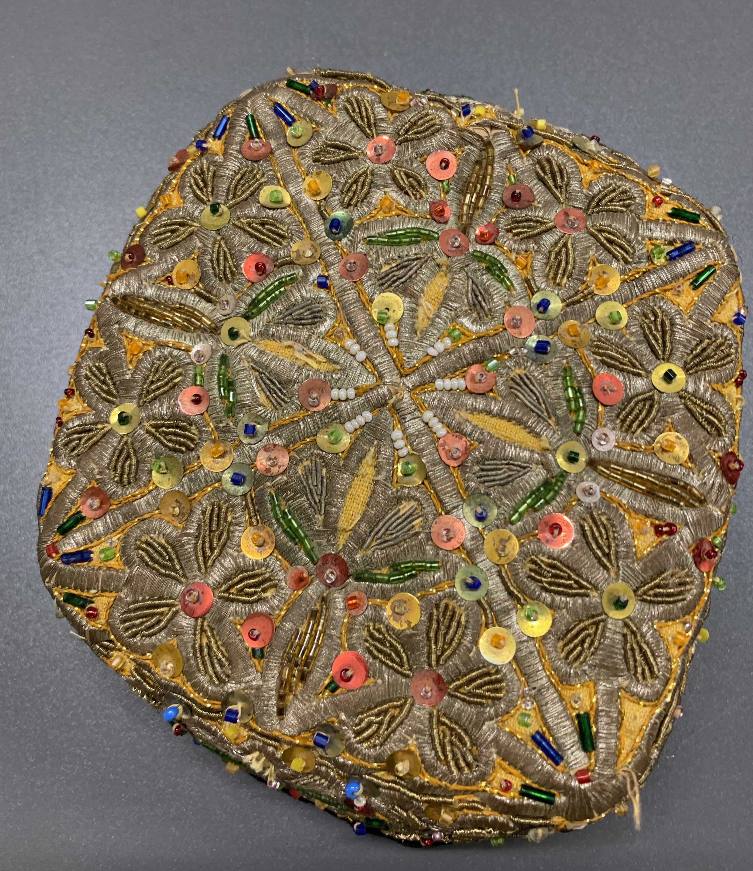 Detail b: Konvolut 3 Nomaden-Mützen, Turkmenistan, Anfang 20.Jhd, Baumwoll-Stickerei, EHZ: 2