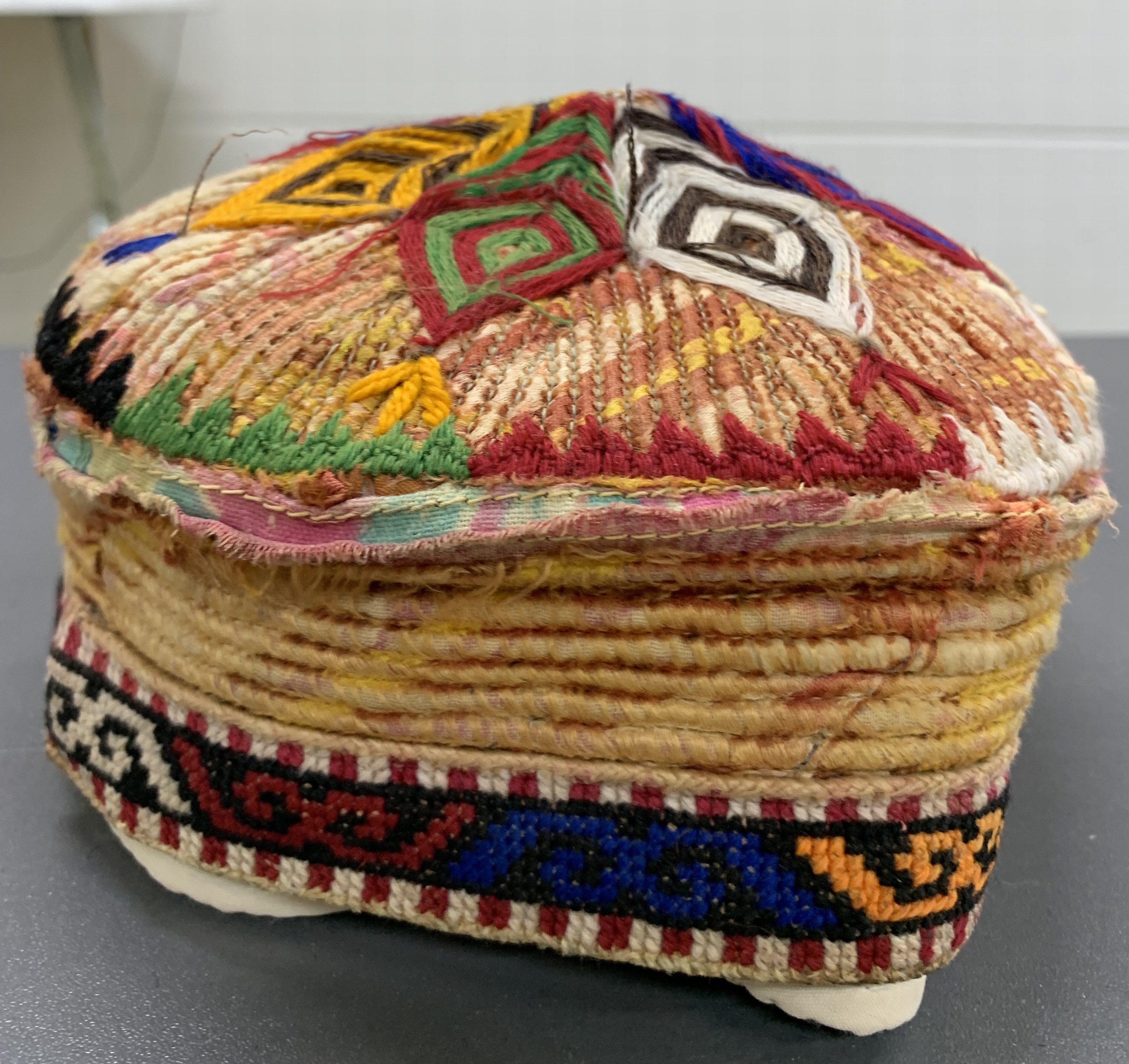Detail d: Konvolut 3 Nomaden-Mützen, Turkmenistan, Anfang 20.Jhd, Baumwoll-Stickerei, EHZ: 2