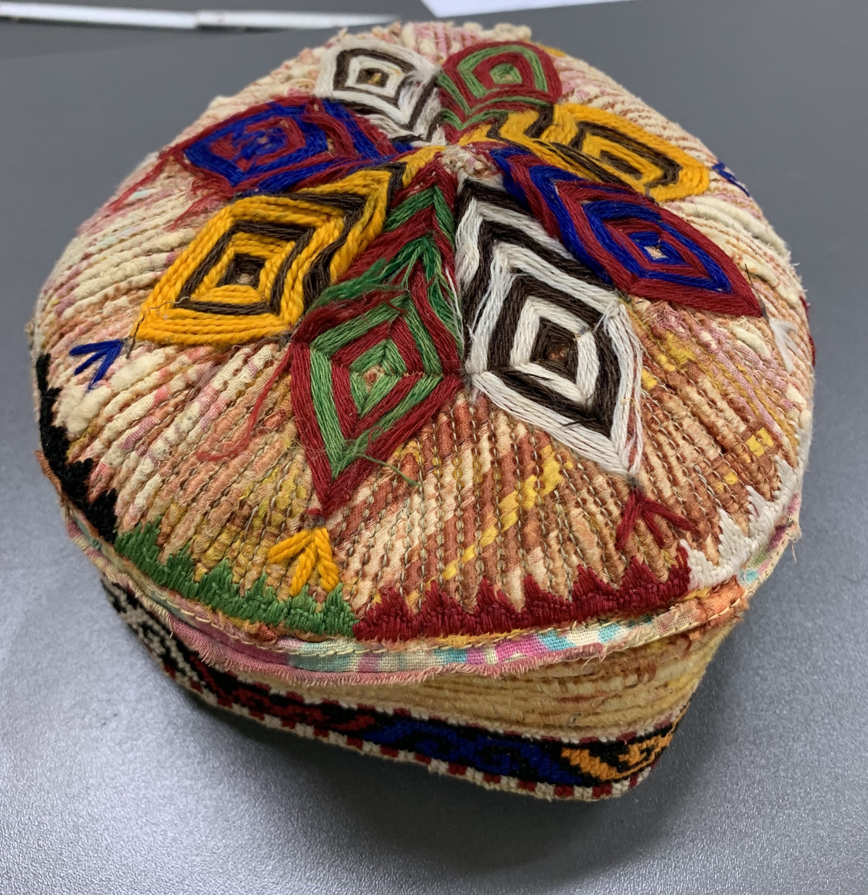 Detail e: Konvolut 3 Nomaden-Mützen, Turkmenistan, Anfang 20.Jhd, Baumwoll-Stickerei, EHZ: 2