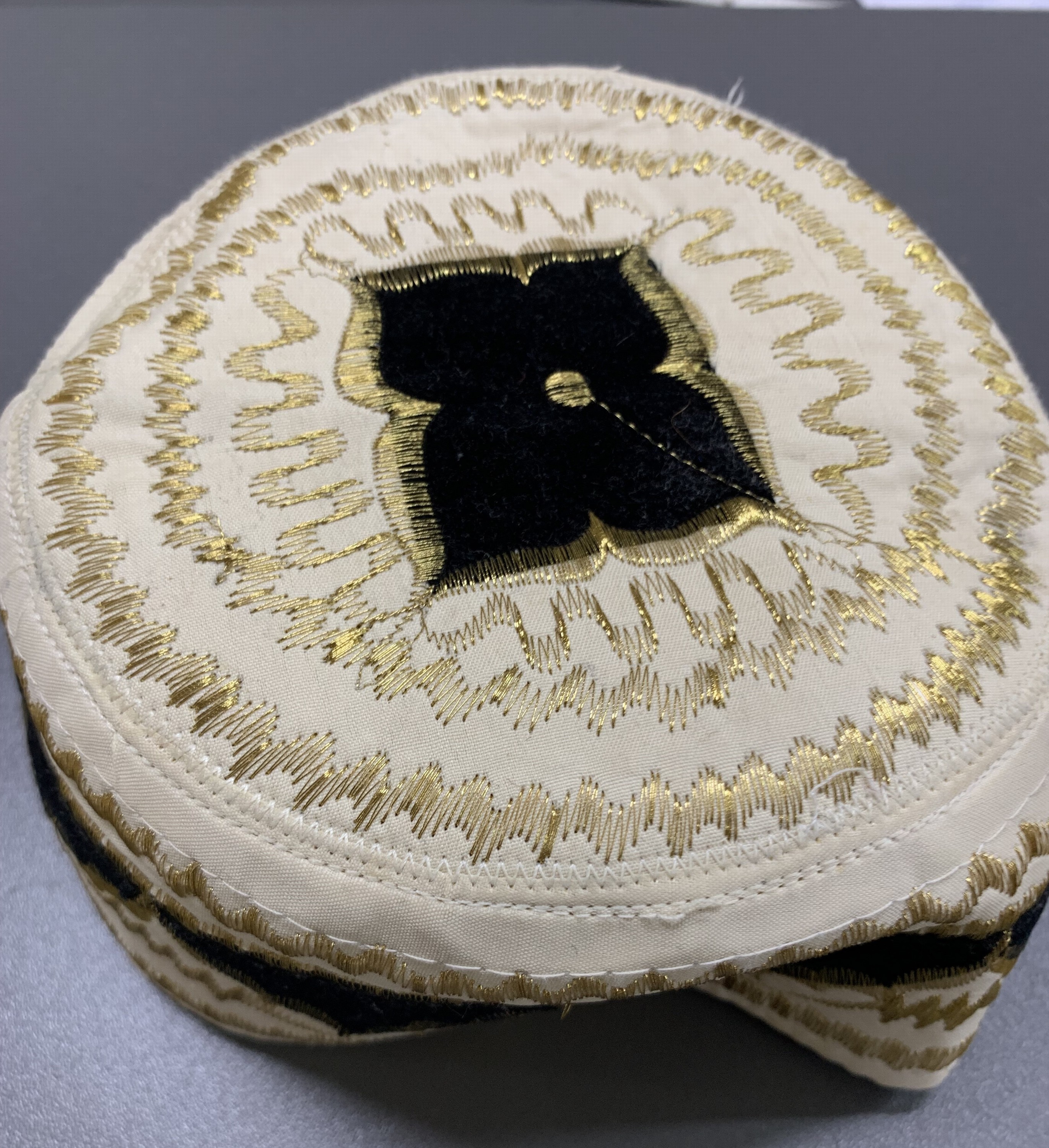 Detail h: Konvolut 3 Nomaden-Mützen, Turkmenistan, Anfang 20.Jhd, Baumwoll-Stickerei, EHZ: 2