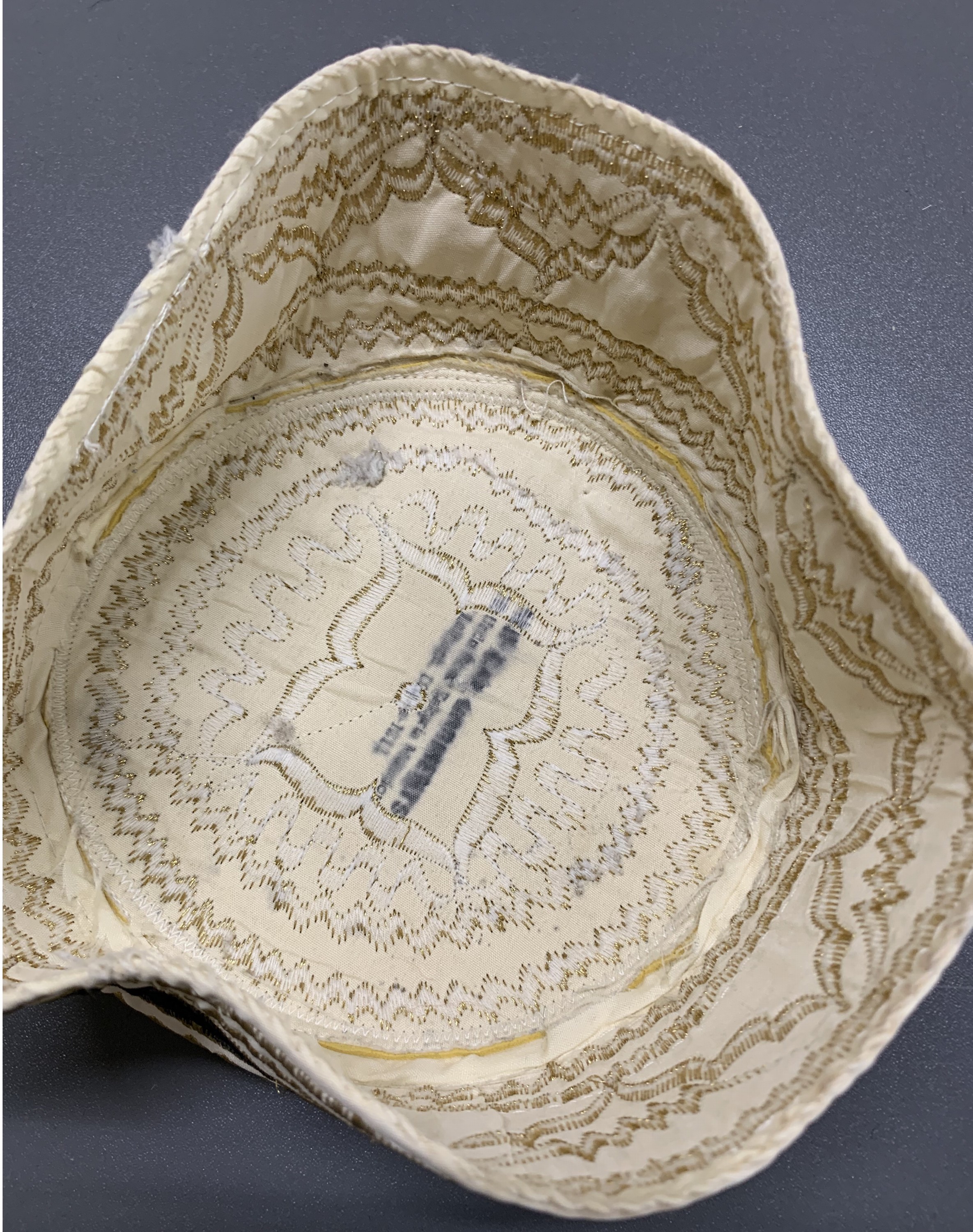 Detail i: Konvolut 3 Nomaden-Mützen, Turkmenistan, Anfang 20.Jhd, Baumwoll-Stickerei, EHZ: 2