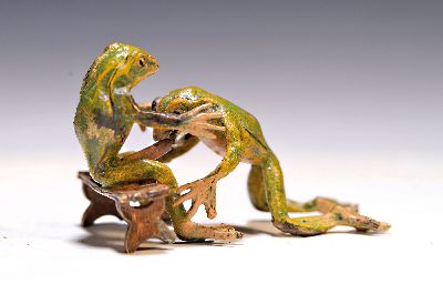 Image 26976375 - Wiener Bronze, erotisches Froschpaar, am Bauch sign., bunt staffiert, ca. 4x7 cm