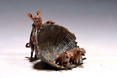 Image 26976392 - Wiener Bronze, Schwein mit zwei Ferkeln im Korb, signiert, bunt staffiert, ca. 5x7x7.5 cm