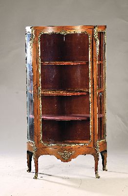 Image Vitrine, Frankreich, um 1860, Nußbaum, Front und Seiten stark geschwungen mit ...