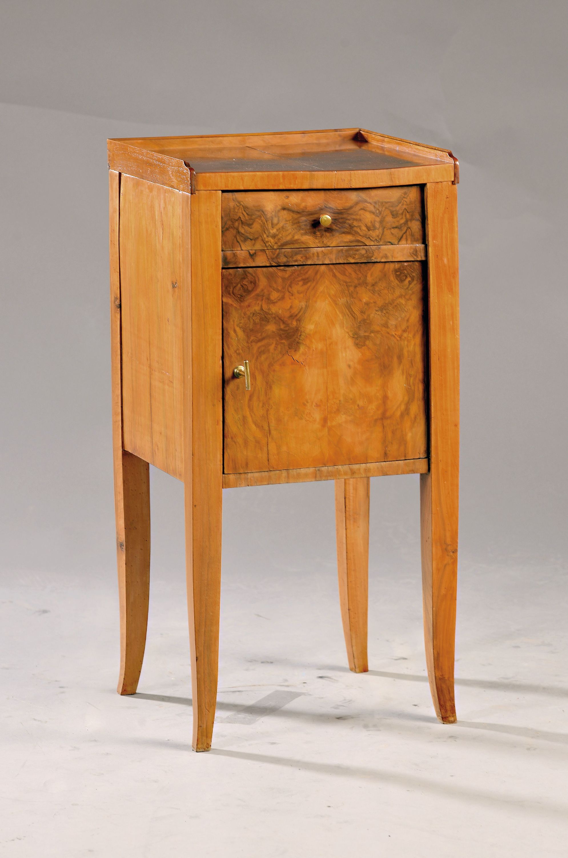 Kleines Schränkchen/Beistelltisch, um 1820, Nußbaumfurnier, eintürig, eine Schublade, ca. 76 x 36 x 36 cm, EZ 2