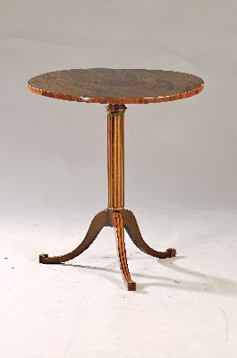 Image 26976501 - Kleiner Salontisch/Klapptisch, England, um 1830, Mahagonifurnier, Sechskantsäule ...