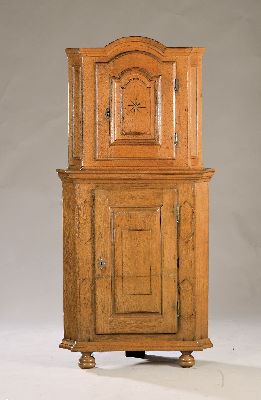 Image 26976521 - Eck-Aufsatzschrank, wohl bergisches Land, um 1760, Eiche massiv, eintüriger ...