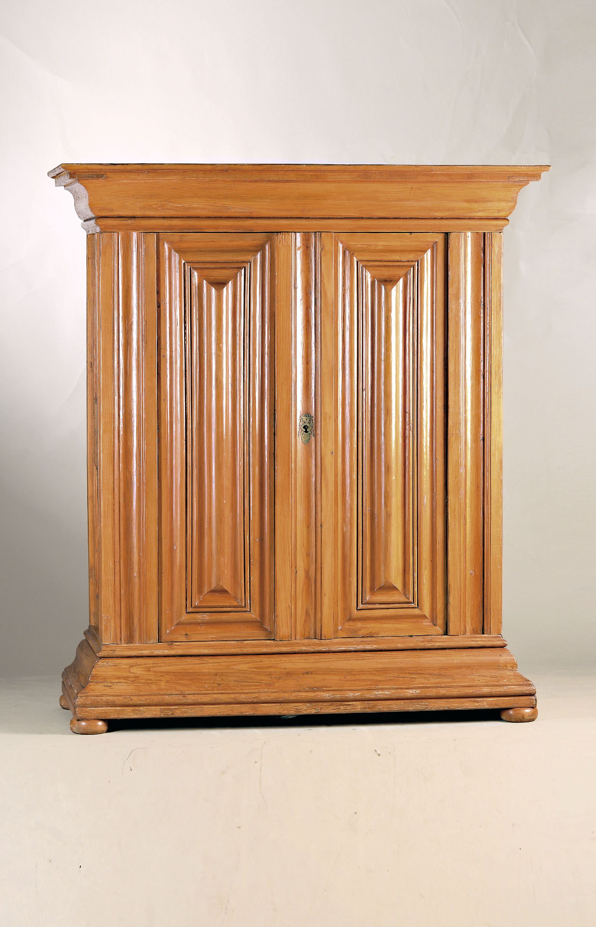 Image 26976693 - Wellenschrank, Frankfurt, um 1750, Fichte massiv, zweitürig, weit ausladendes Gesims ...