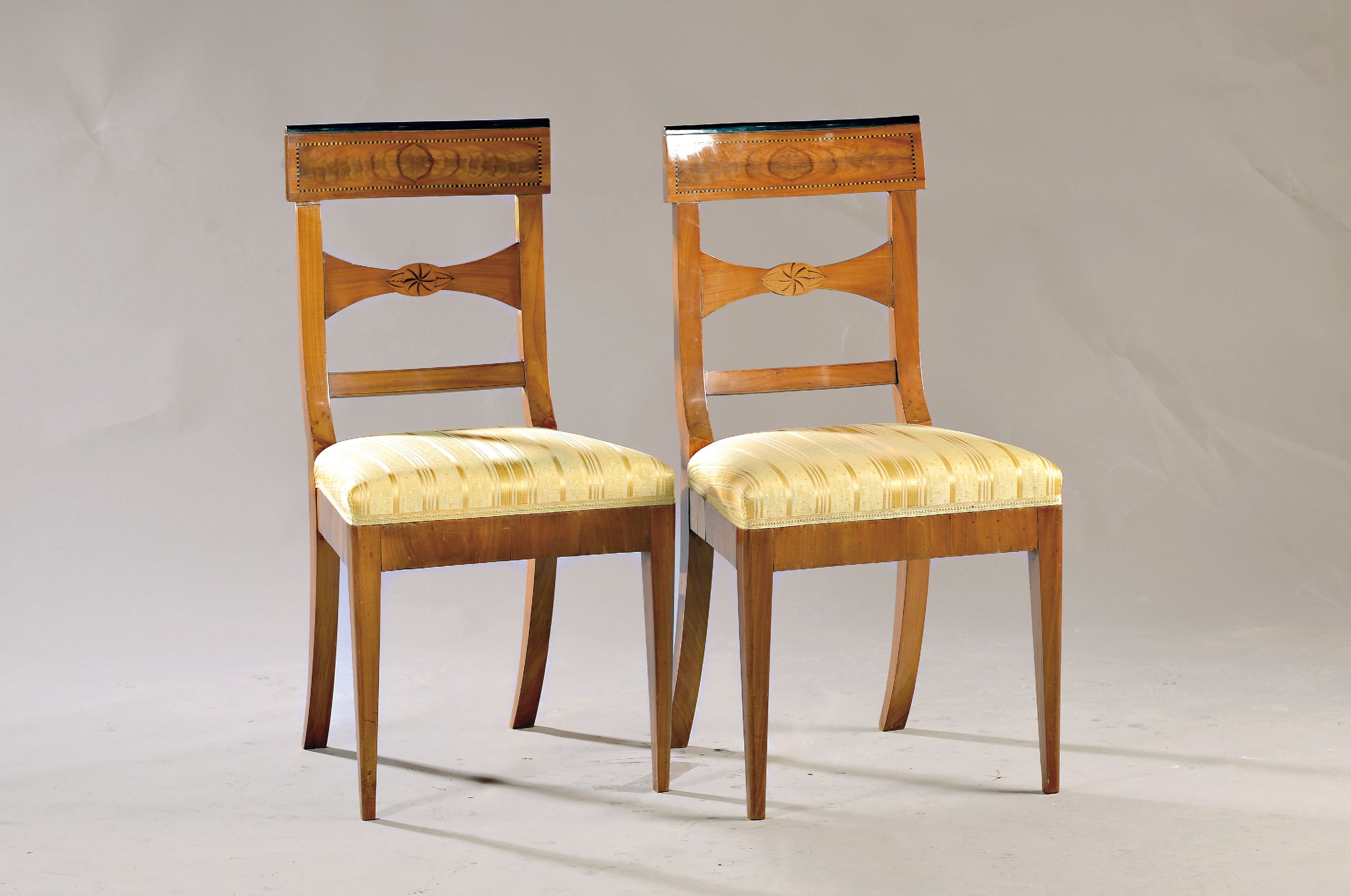 Image 26976730 - Paar Stühle, um 1820, Kirschbaum massiv, Rücken furniert mit feinen Bandeinlagen, ...