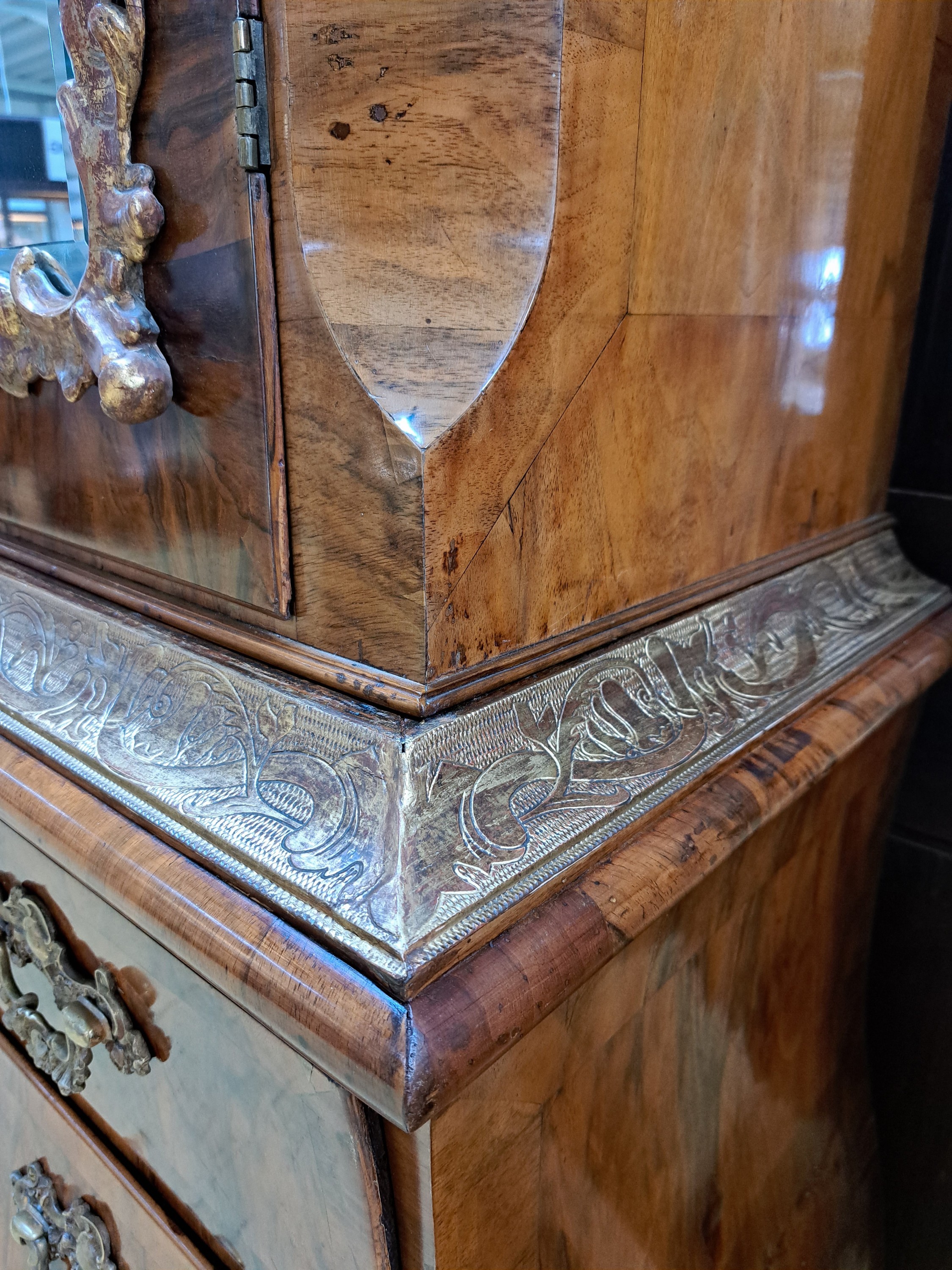 Detail g: Aufsatzkommode, Rokoko, wohl Schleswig -Holstein, um 1760, Nußbaumfurnier, in der Tür facettierter Spiegeleinsatz, obere Schublade ein ...