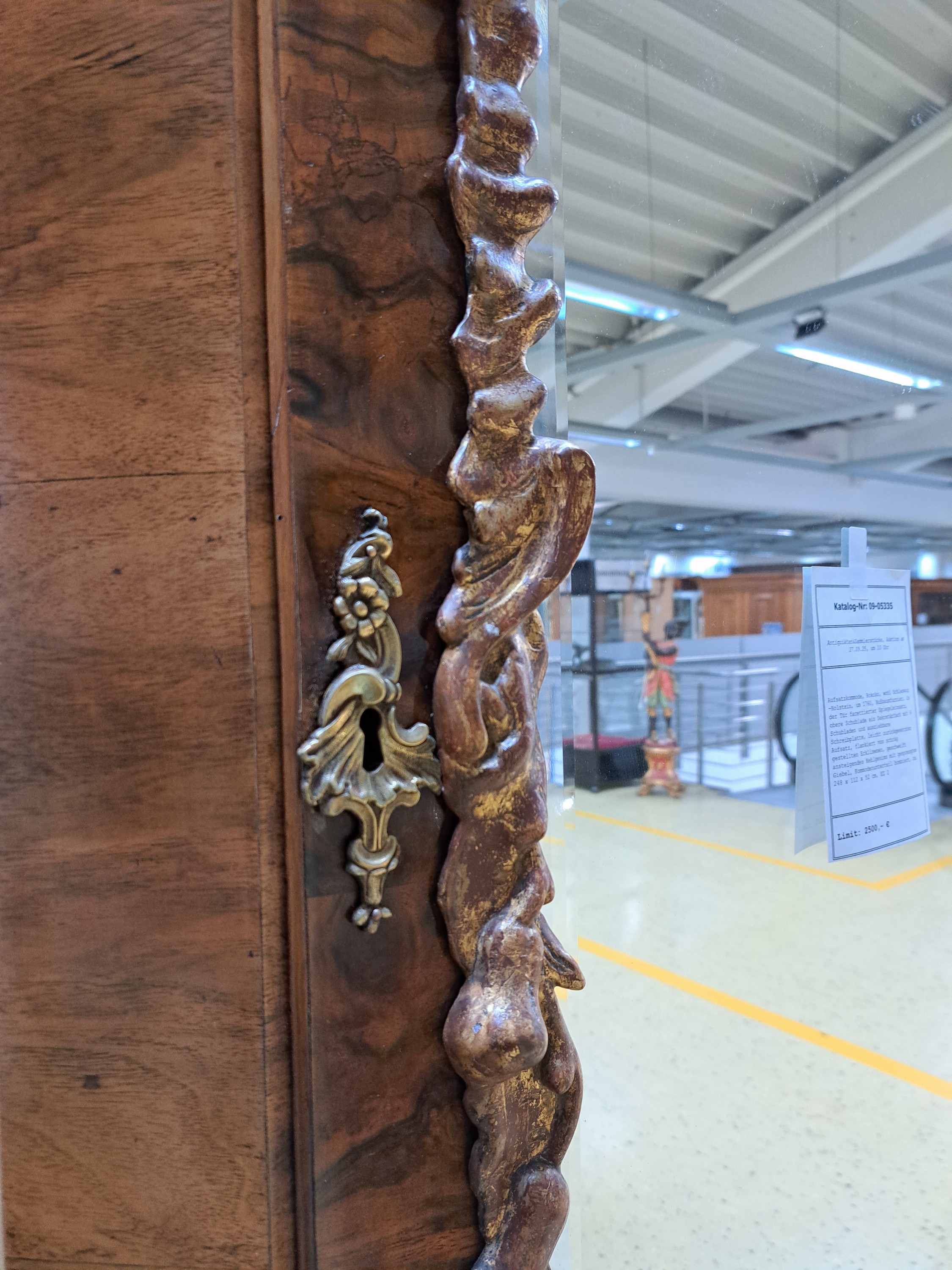 Detail h: Aufsatzkommode, Rokoko, wohl Schleswig -Holstein, um 1760, Nußbaumfurnier, in der Tür facettierter Spiegeleinsatz, obere Schublade ein ...