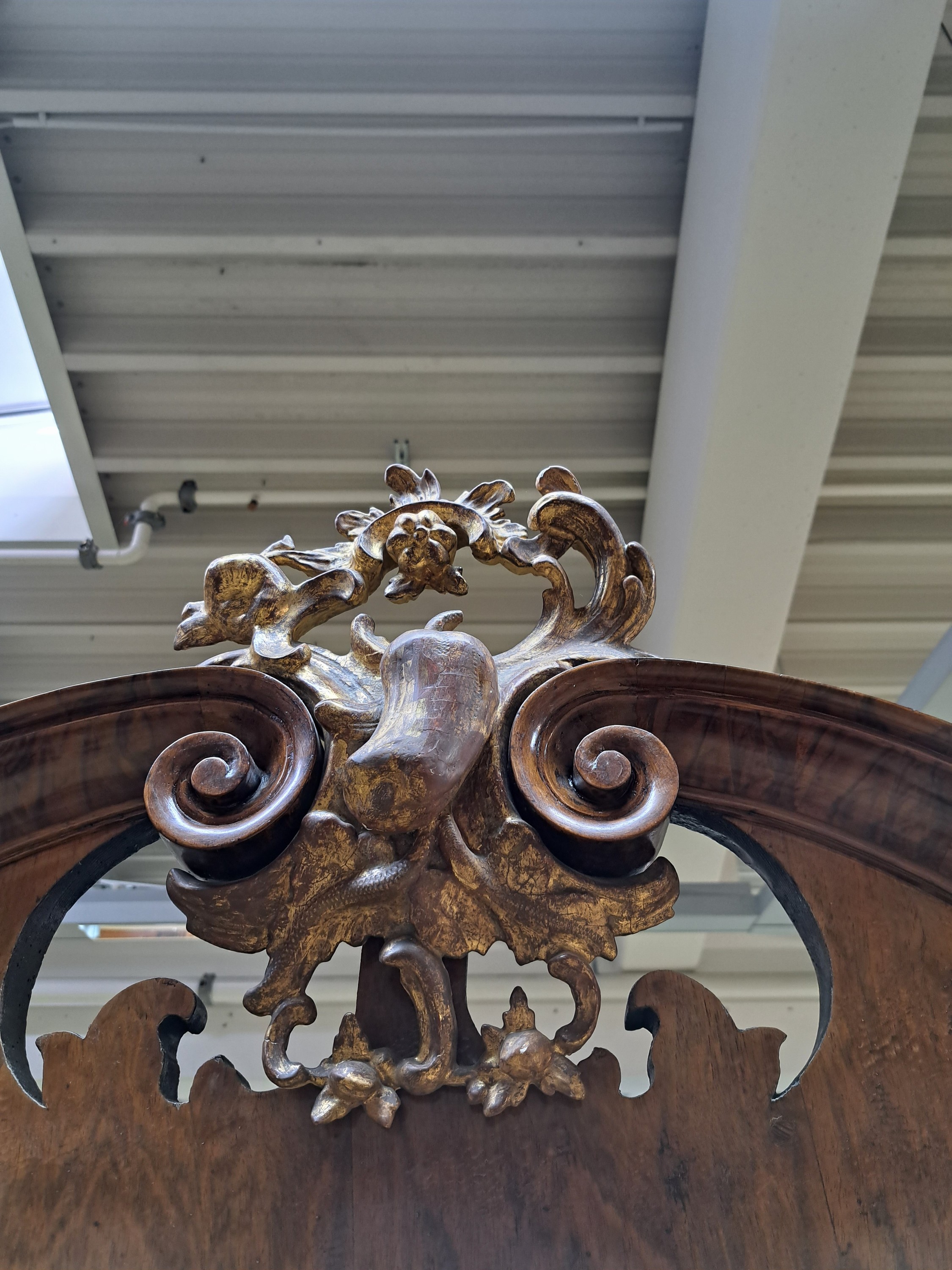 Detail i: Aufsatzkommode, Rokoko, wohl Schleswig -Holstein, um 1760, Nußbaumfurnier, in der Tür facettierter Spiegeleinsatz, obere Schublade ein ...