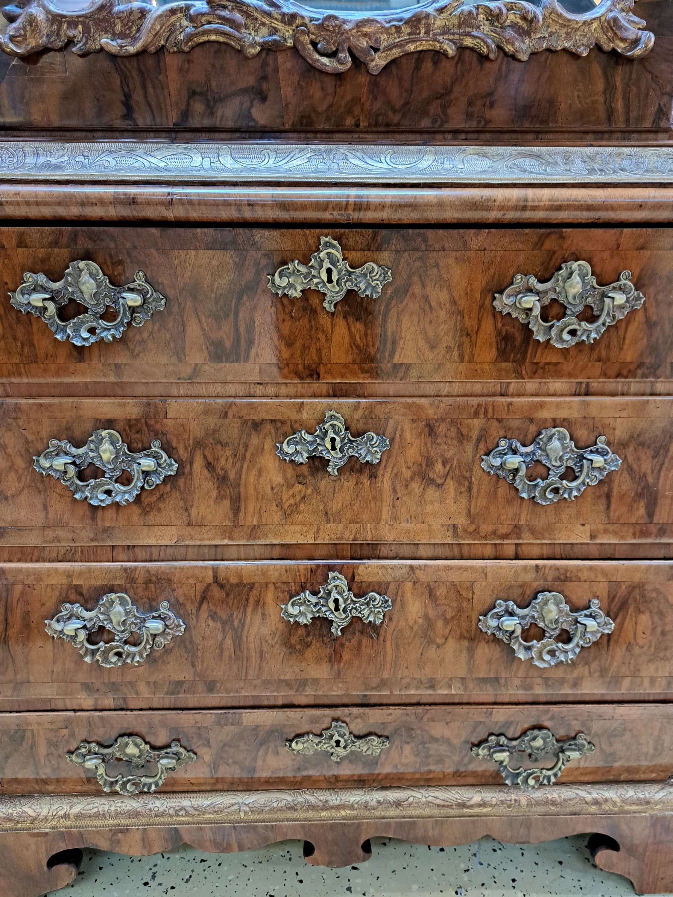 Detail k: Aufsatzkommode, Rokoko, wohl Schleswig -Holstein, um 1760, Nußbaumfurnier, in der Tür facettierter Spiegeleinsatz, obere Schublade ein ...