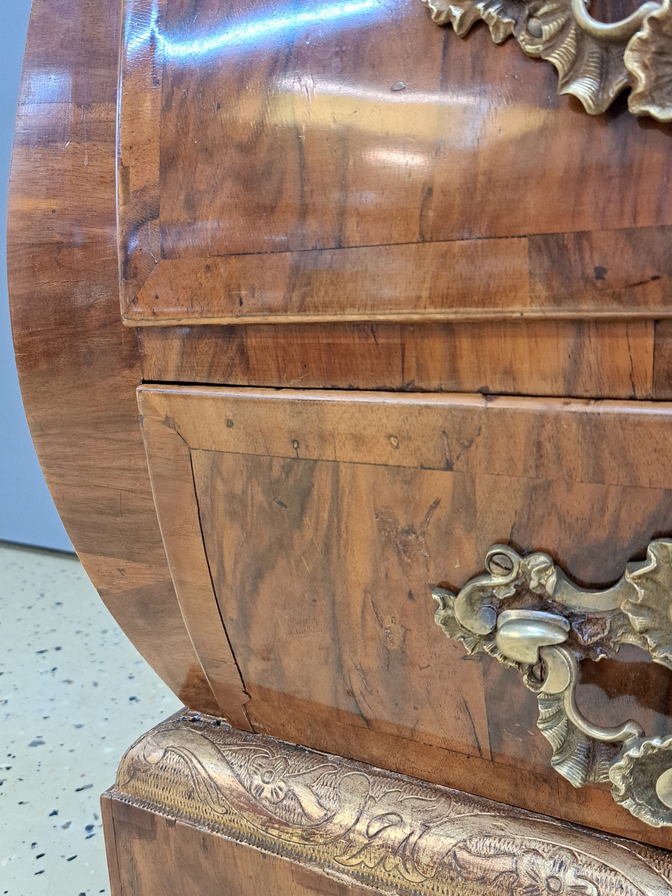 Detail l: Aufsatzkommode, Rokoko, wohl Schleswig -Holstein, um 1760, Nußbaumfurnier, in der Tür facettierter Spiegeleinsatz, obere Schublade ein ...