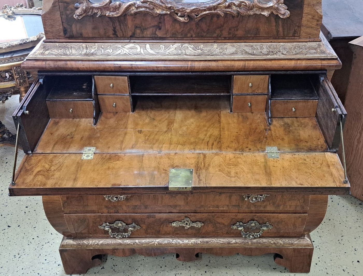 Detail u: Aufsatzkommode, Rokoko, wohl Schleswig -Holstein, um 1760, Nußbaumfurnier, in der Tür facettierter Spiegeleinsatz, obere Schublade ein ...